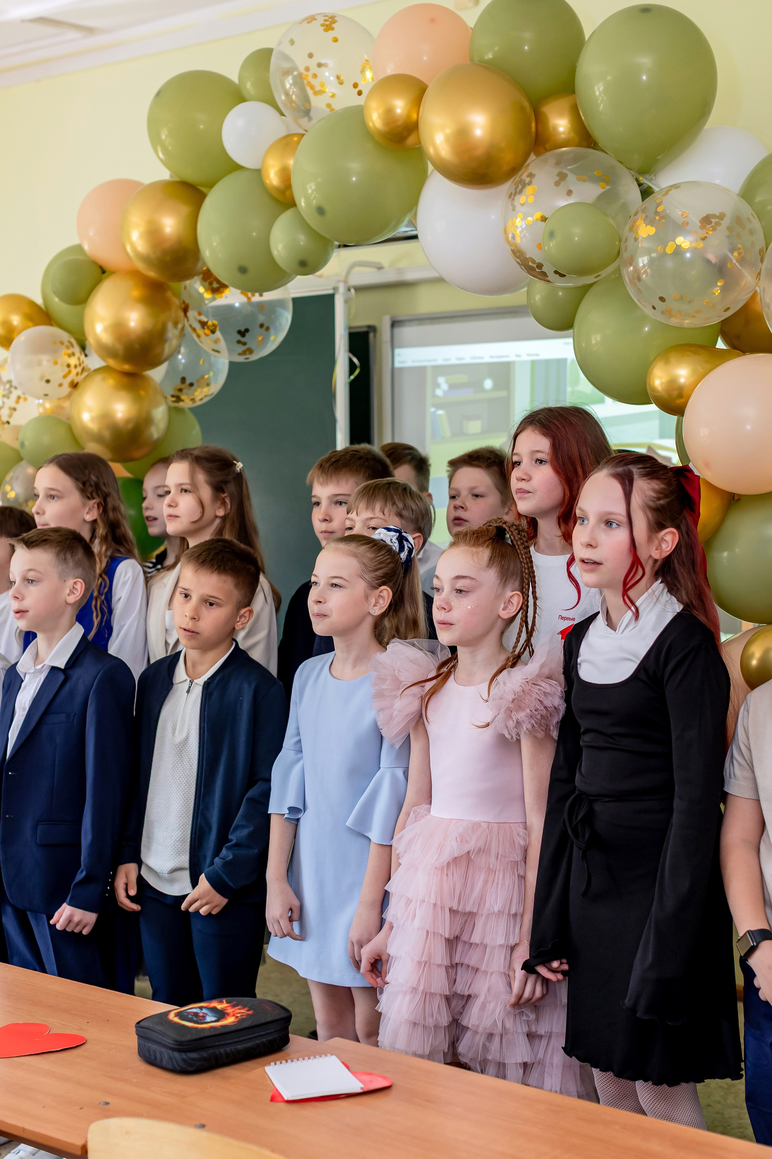 Выпускной в начальной школе в классе. Фотограф и видеограф Москва. Свадебный фотограф, видеограф. Выпускные альбомы. Оживающие альбомы