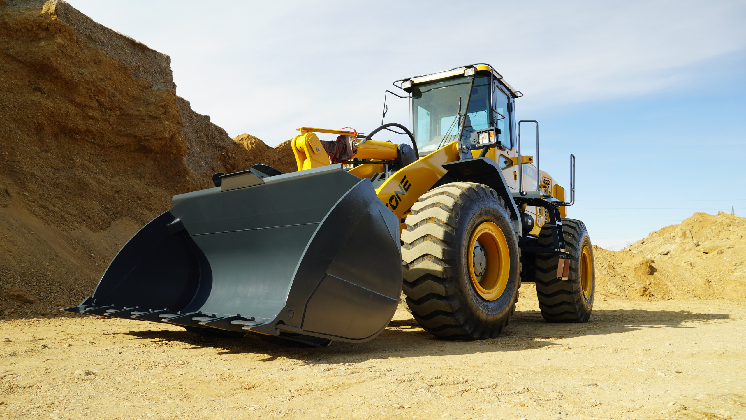 Фото фронт.погр. 956. Продажа и обслуживание грузовой техники и спецтехники в г. Новосибирск компания СТИ