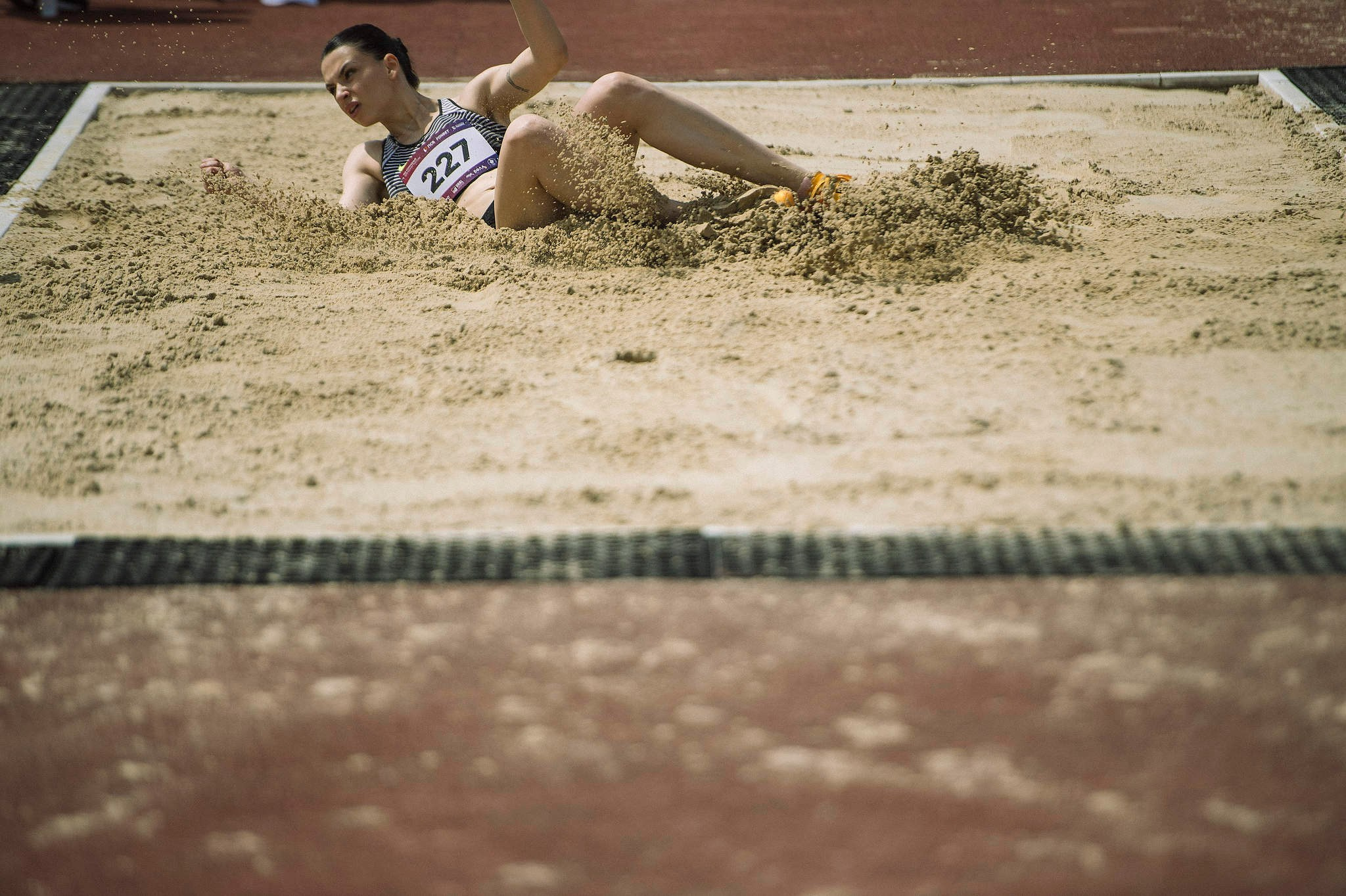 Девушка прыгнула в длину в Сочи