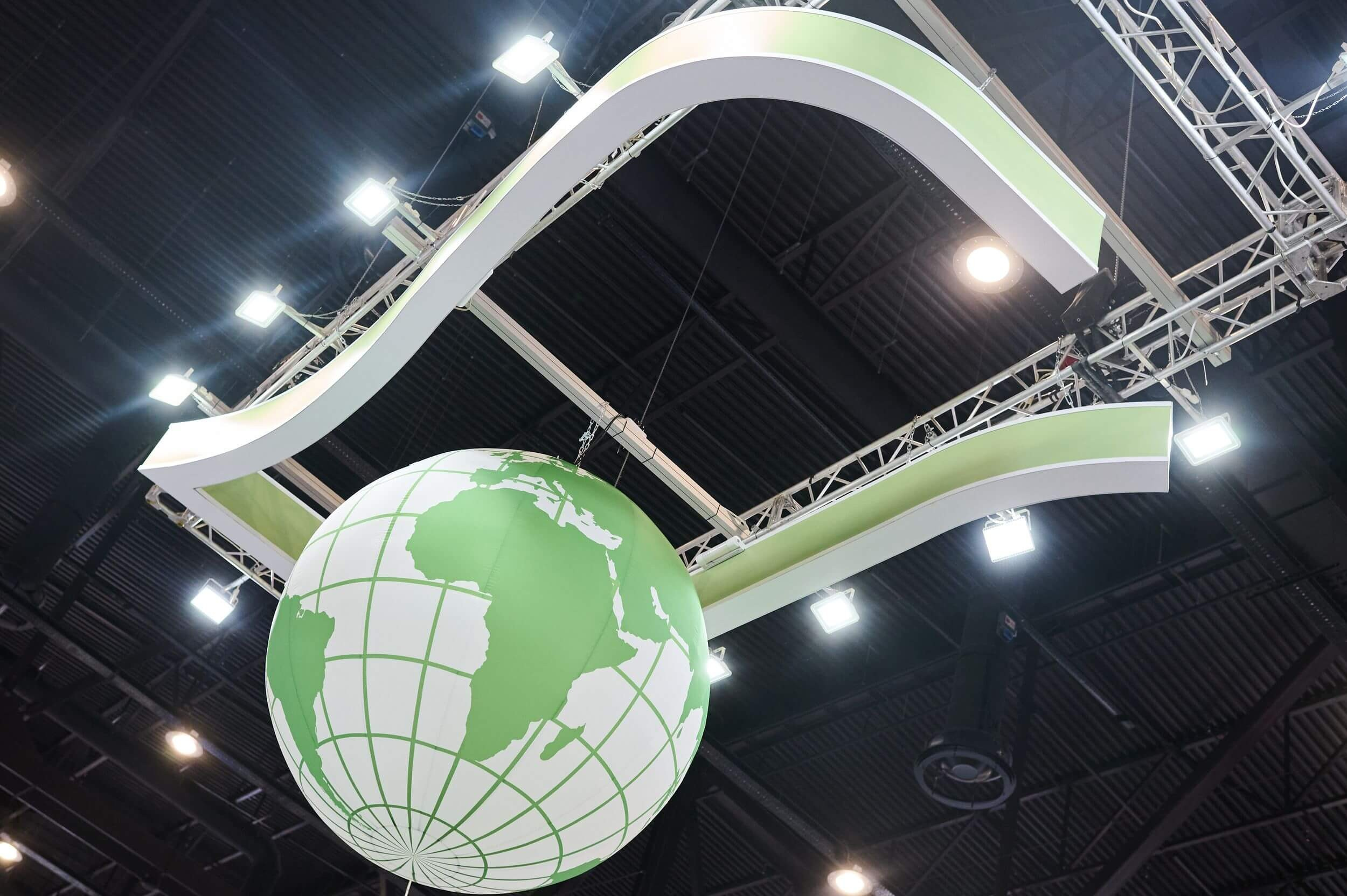 Потолок выставочного зала с зелёным шаром планеты Земля.