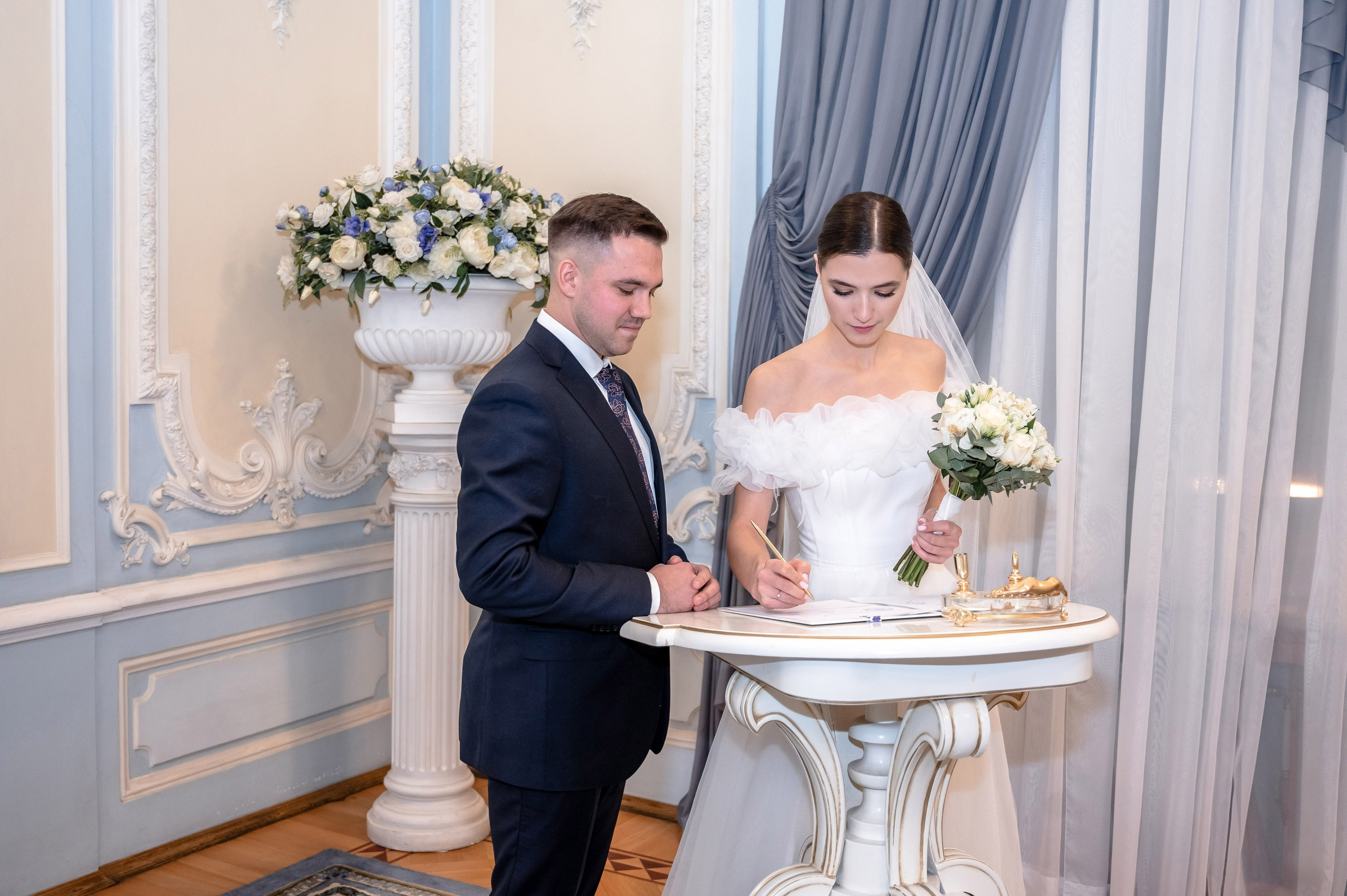 Осенняя великолепная свадебная прогулка жениха и невесты в октябре в Санкт-Петербурге в Михайловском парке и у Атлантов на Миллионной улице. Портретный, семейный и свадебный фотограф в Санкт-Петербурге и в Пушкине Ширяев Денис