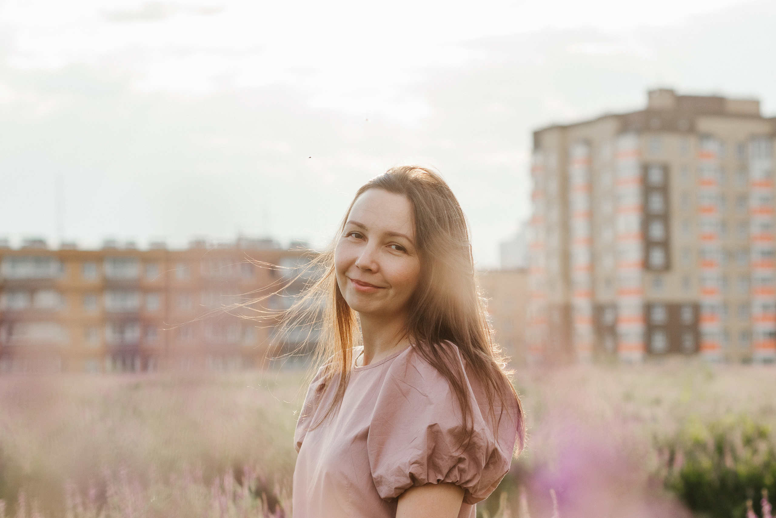 Фотосессия в цветущем поле. Контентный фотограф в Перми Натали Кытманова