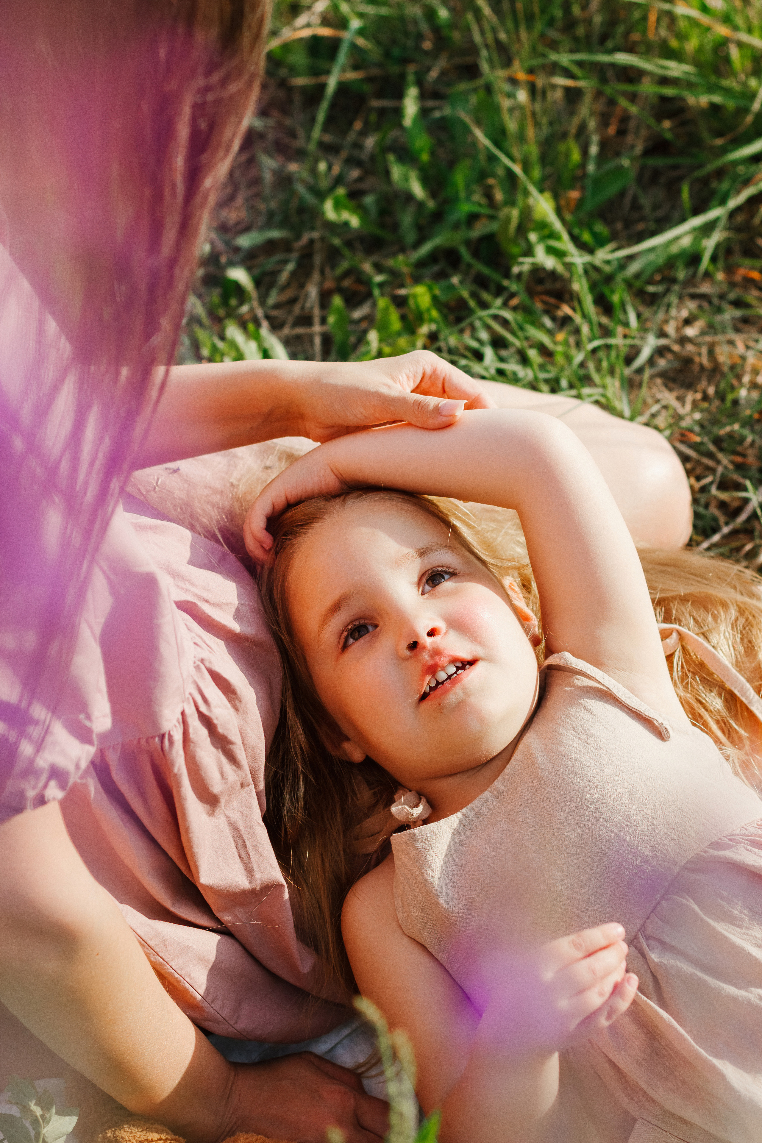 Фотосессия в цветущем поле. Контентный фотограф в Перми Натали Кытманова