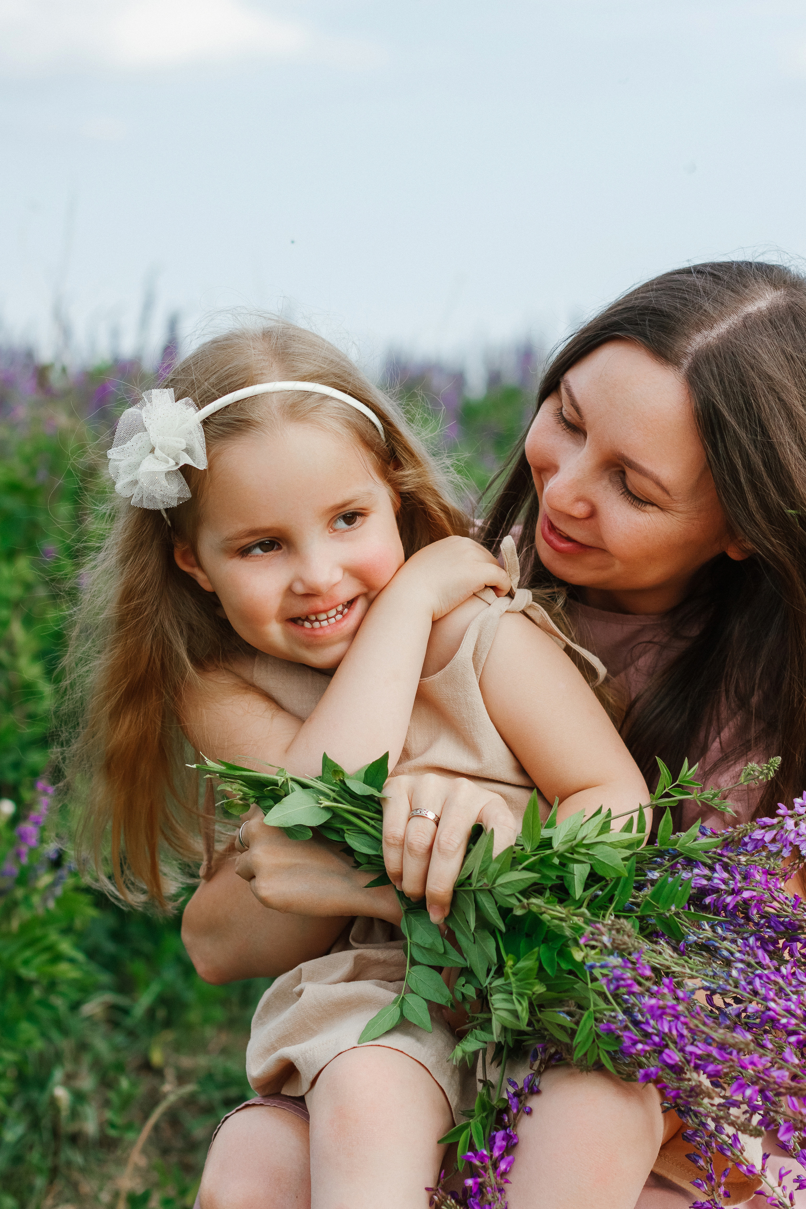 Фотосессия в цветущем поле. Контентный фотограф в Перми Натали Кытманова