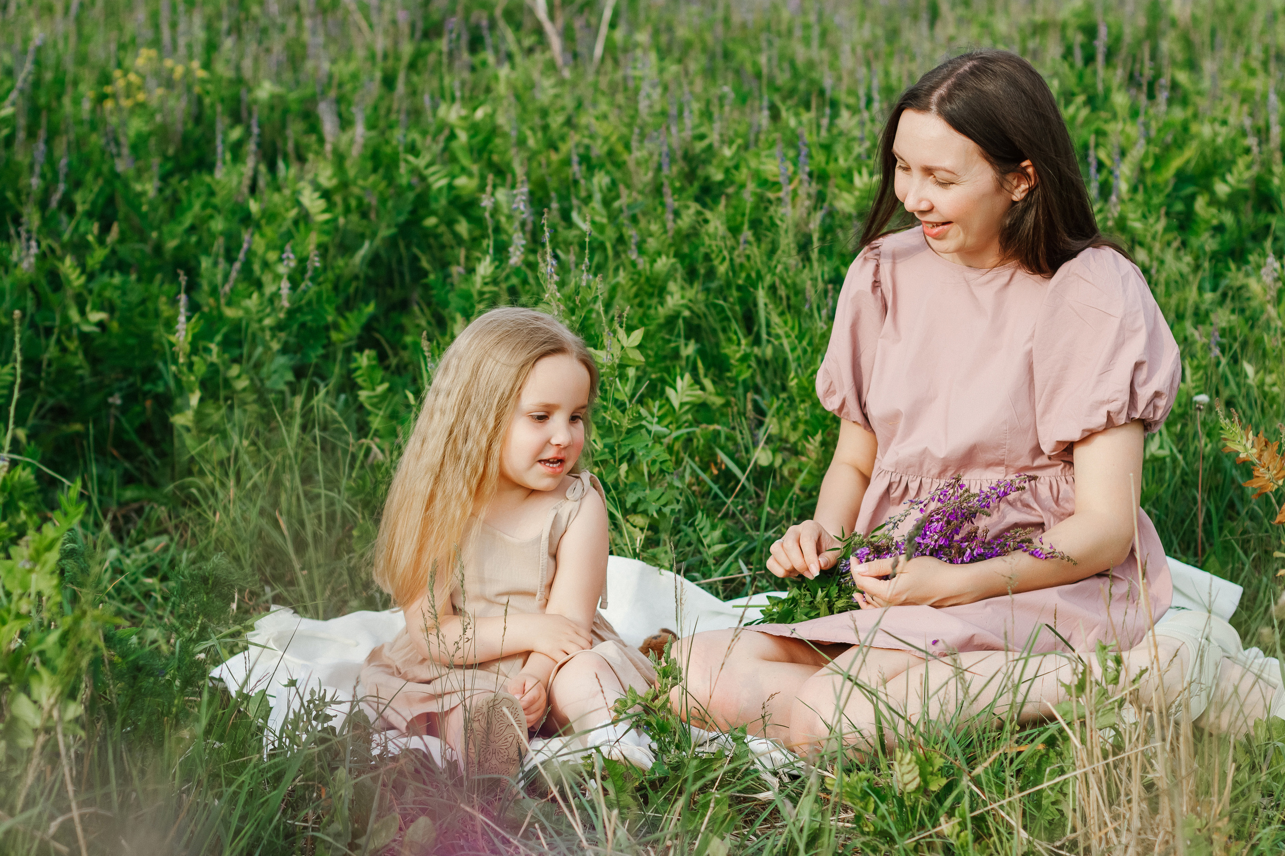 Фотосессия в цветущем поле. Контентный фотограф в Перми Натали Кытманова