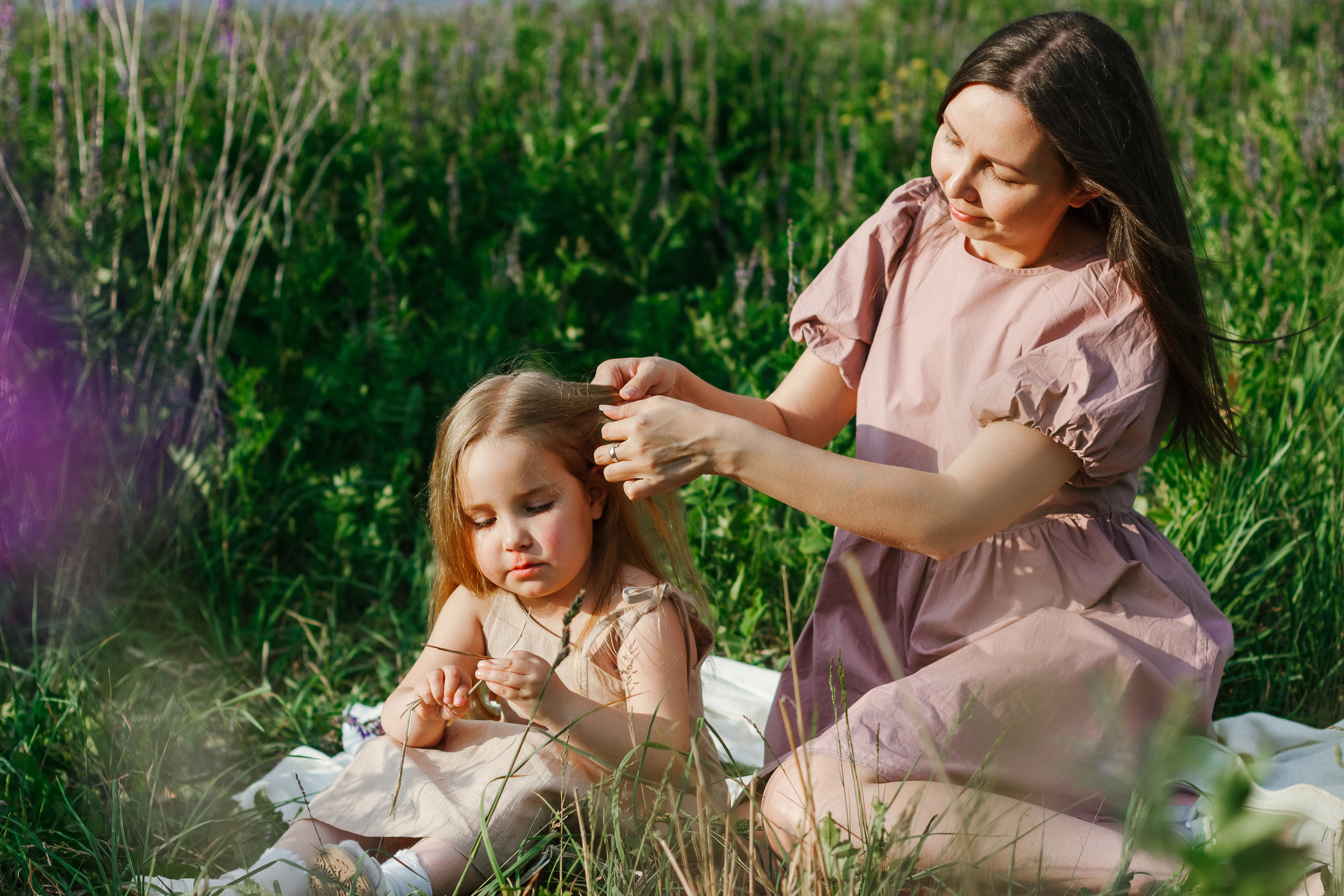 Фотосессия в цветущем поле. Контентный фотограф в Перми Натали Кытманова