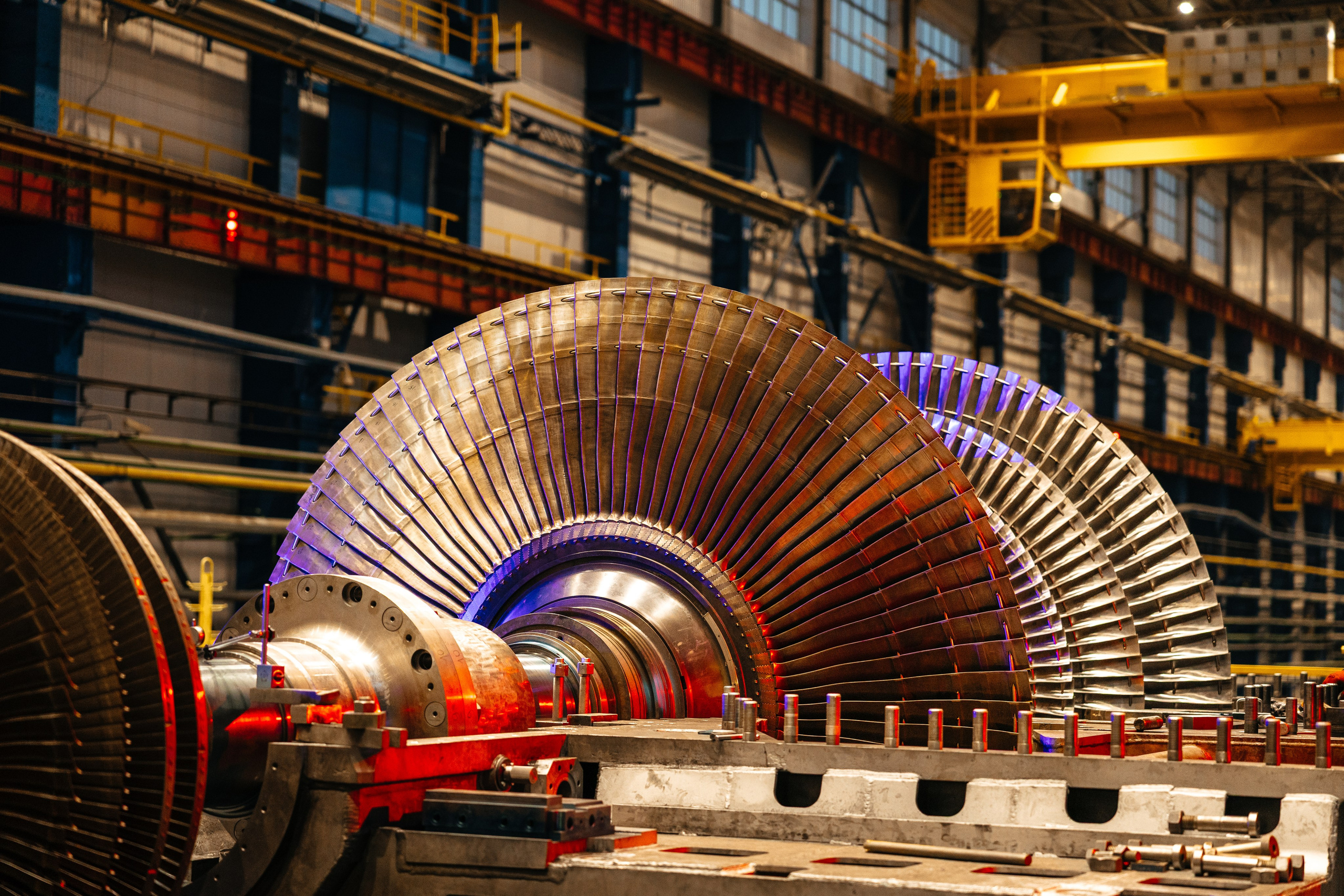 Яркая промышленная съёмка на стыке реальности и визуальных трендов