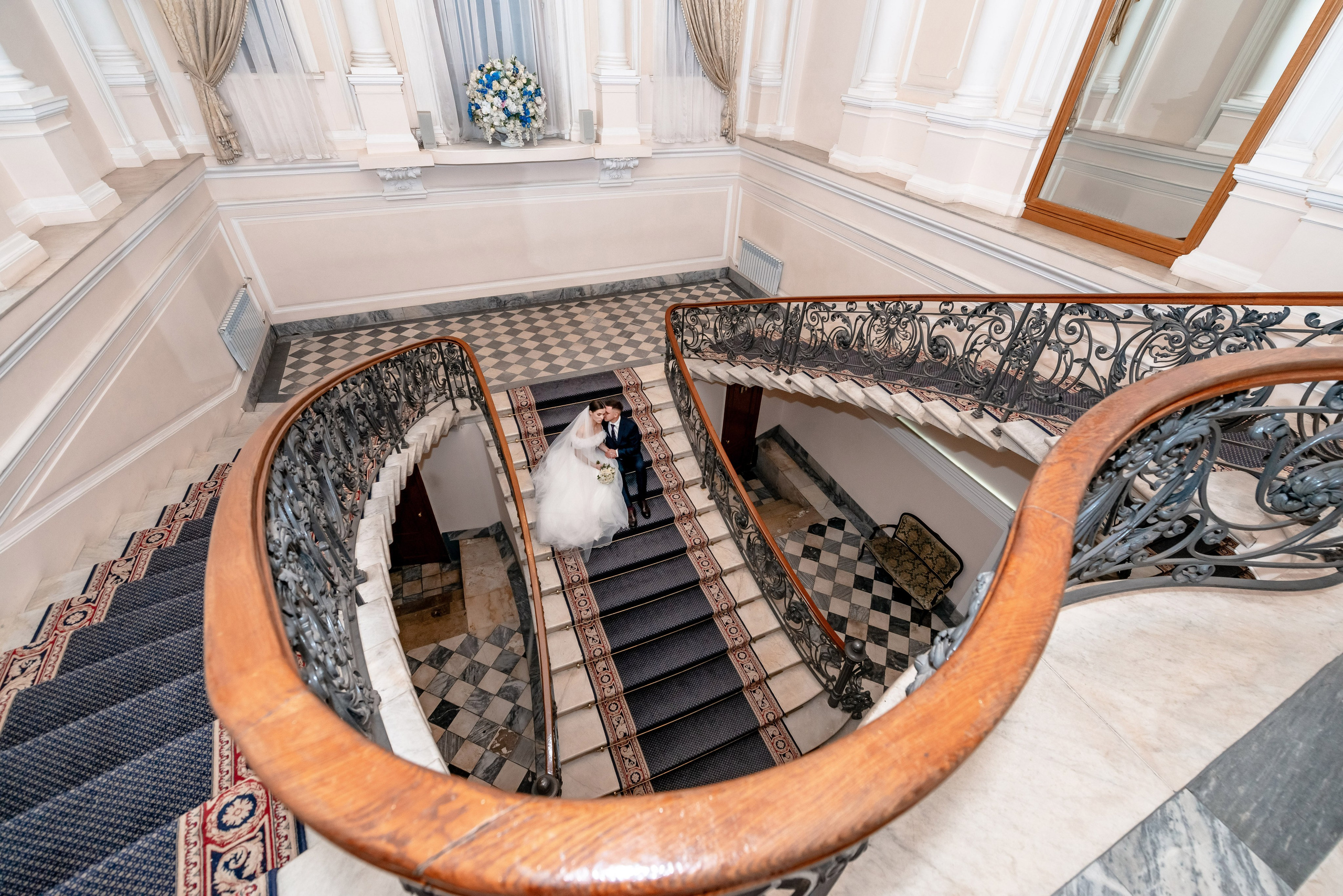 Осенняя великолепная свадебная прогулка жениха и невесты в октябре в Санкт-Петербурге в Михайловском парке и у Атлантов на Миллионной улице. Портретный, семейный и свадебный фотограф в Санкт-Петербурге и в Пушкине Ширяев Денис