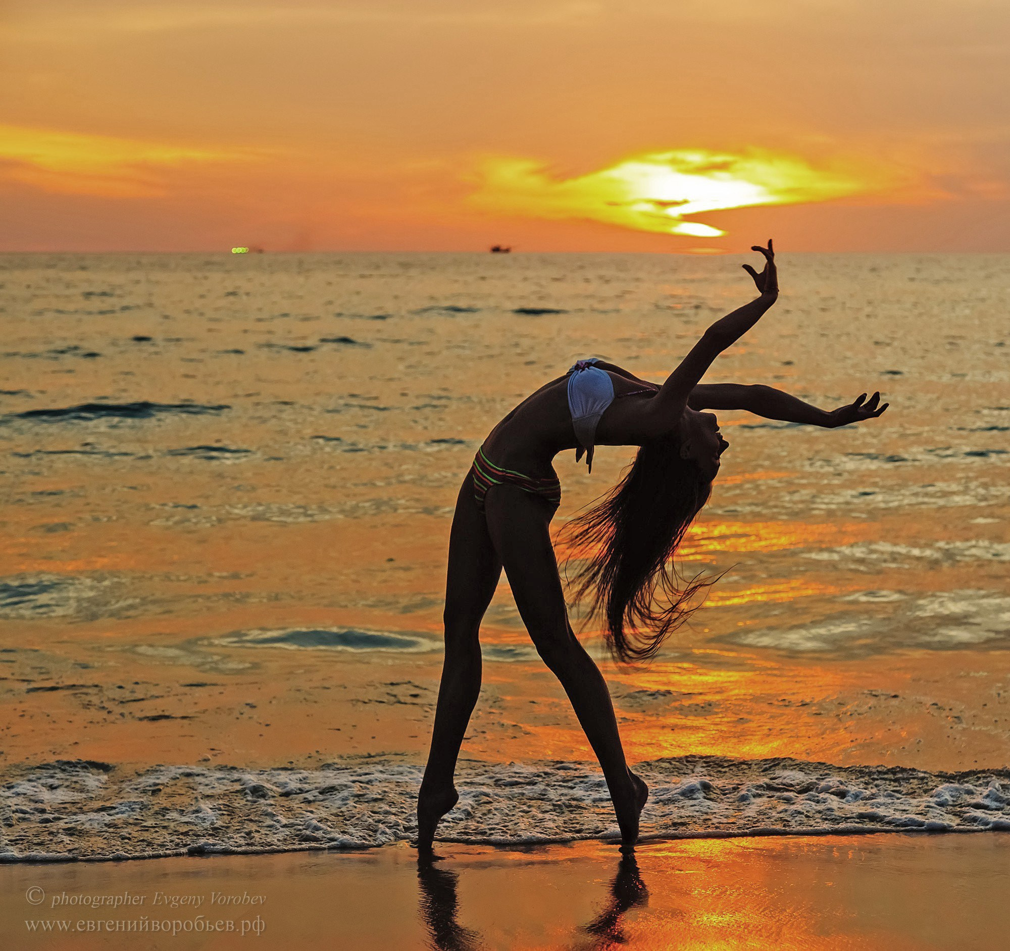 фотосессия на Пхукете фотограф в тайланде на пляже закат силуэт красивое место идея образ девушка в купальнике примеры фото позы для фотосессии Патонг пляж Карон Найхарн Ката Майкао пальма экскурсия Заказать фотосессию цена стоимость