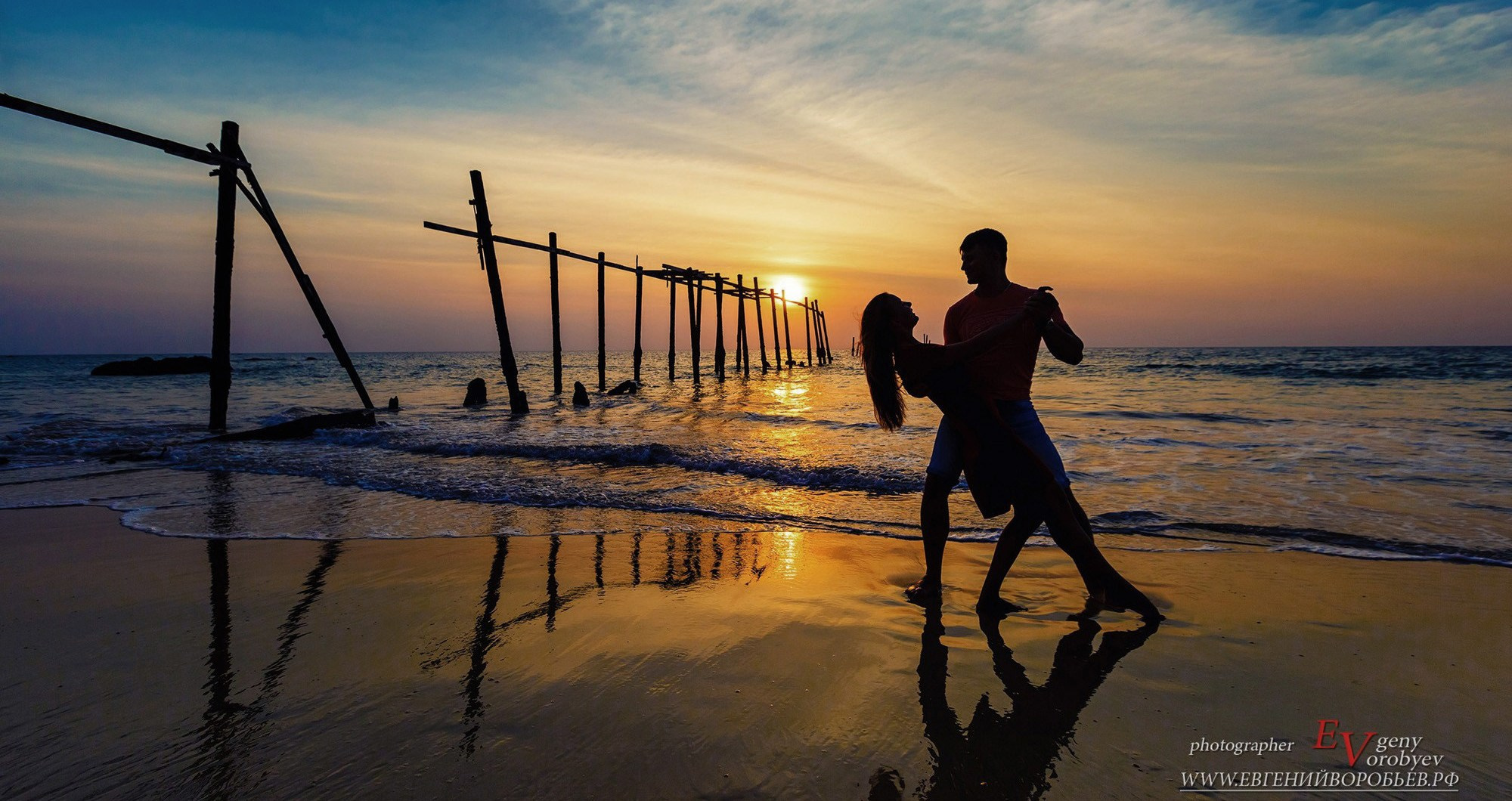 фотосессия лавстори на Пхукете фотограф в тайланде на пляже закат красивое место идея образ девушка в купальнике примеры фото позы для фотосессии Патонг пляж Карон Найхарн Ката Майкао пальма экскурсия Заказать фотосессию цена стоимость lovestory путешествие экскурсия силуэт