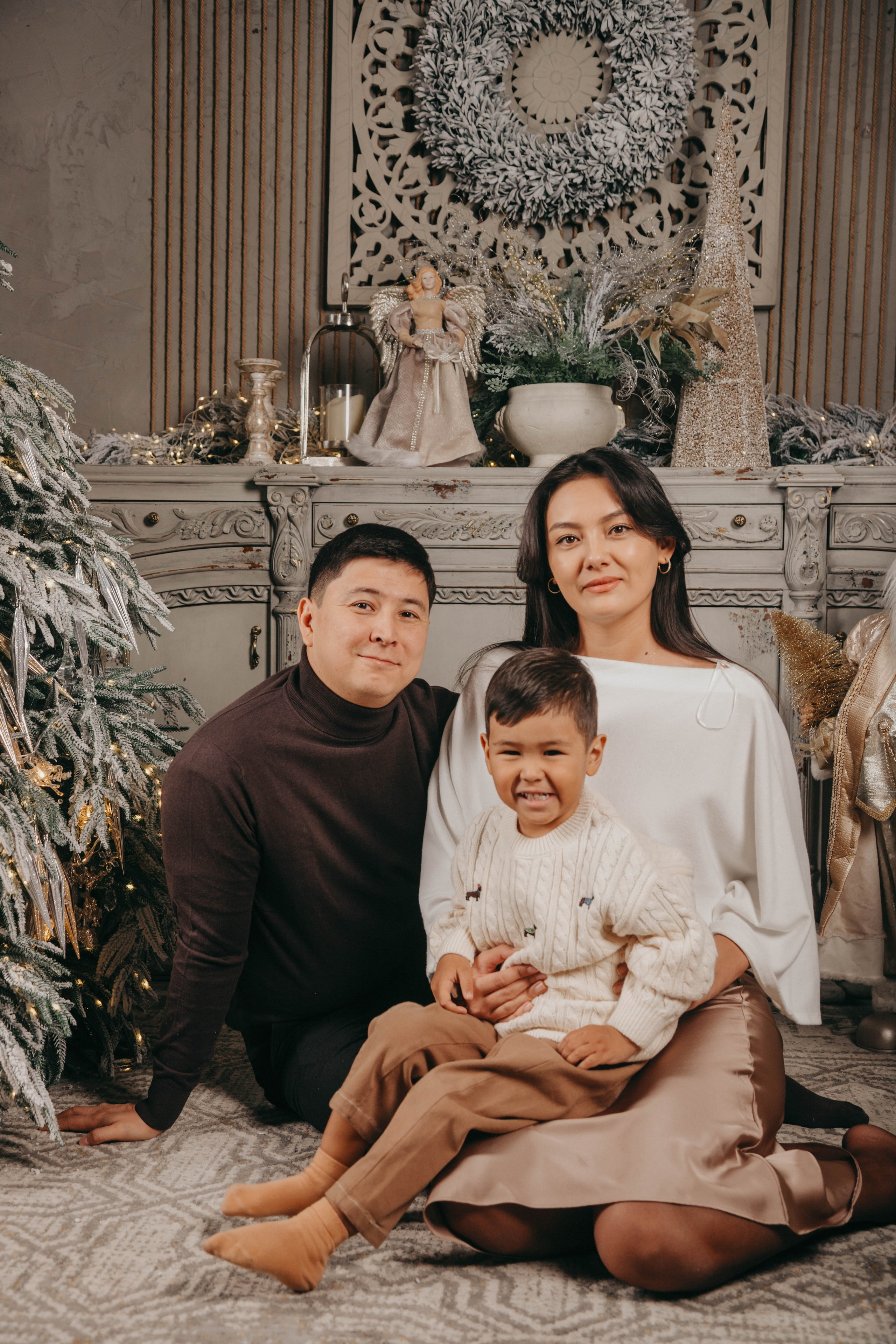 Семейная фотосессия в фотостудии 2Стула. Свадебный, семейный и портретный фотограф в Алматы, Костанай