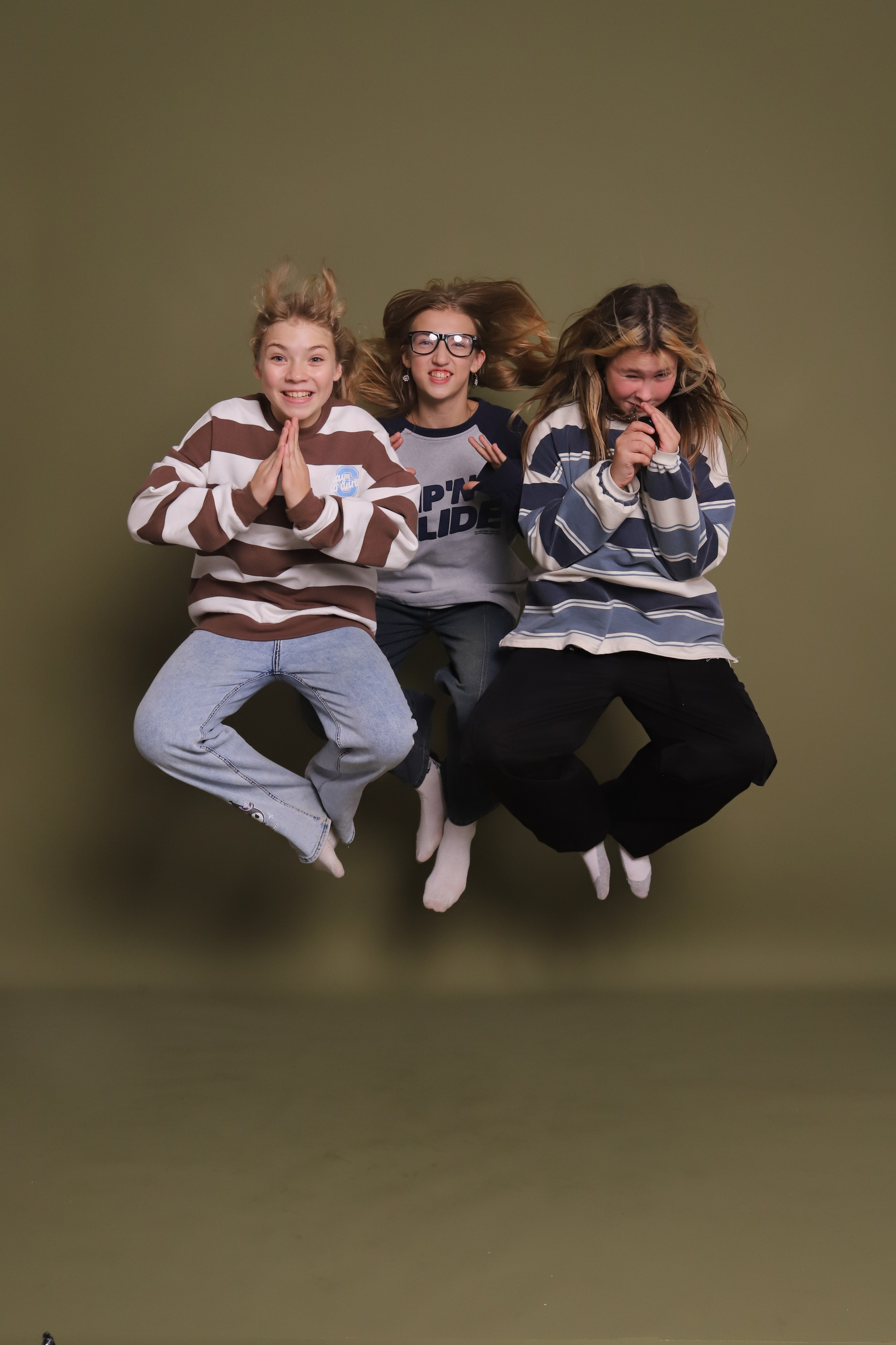 Цвет фона Хаки. Фотостудия самообслуживания. Студия без фотографа в Твери