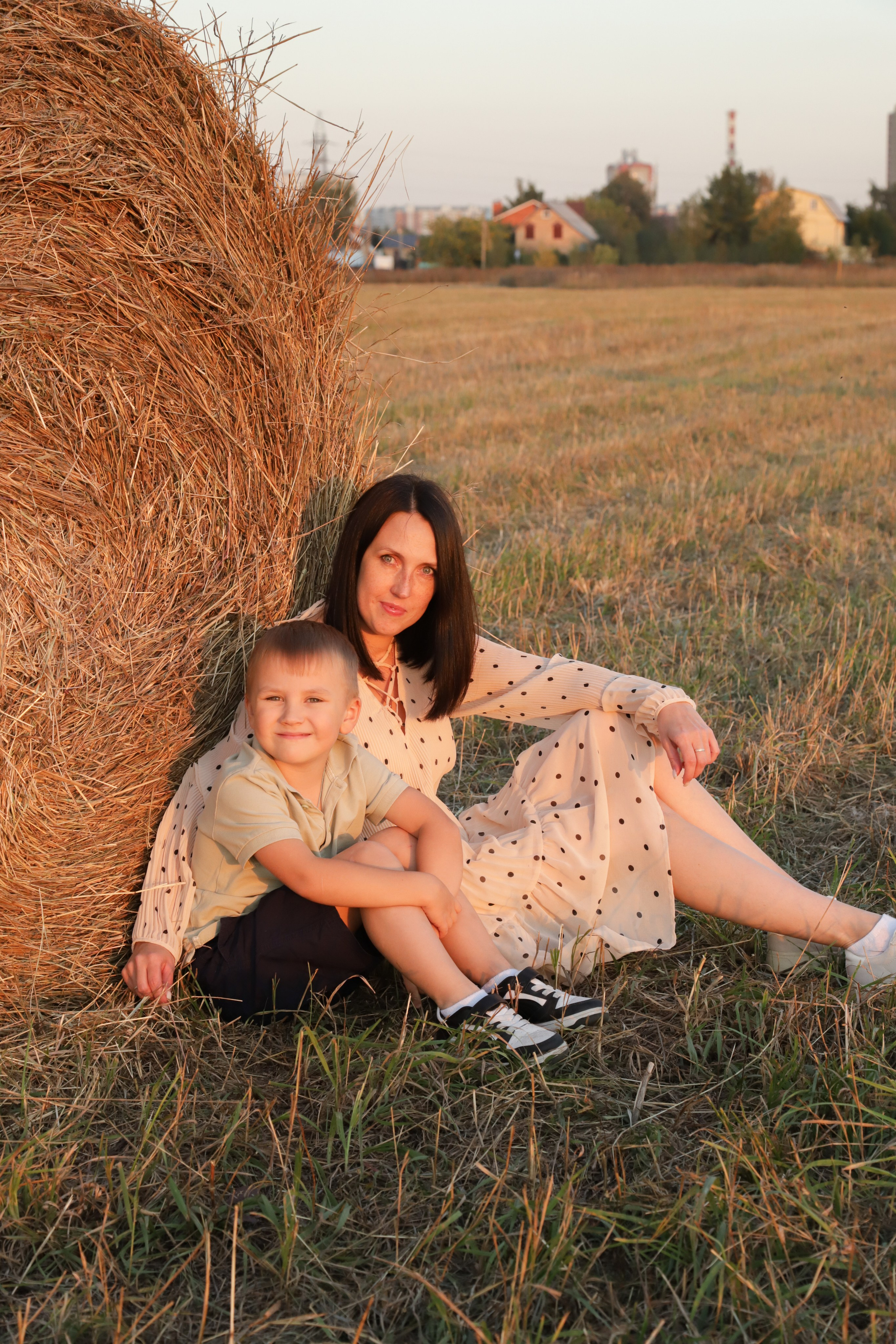 Мама с детьми в поле стога. Диана Николаева — фотограф город Балашиха