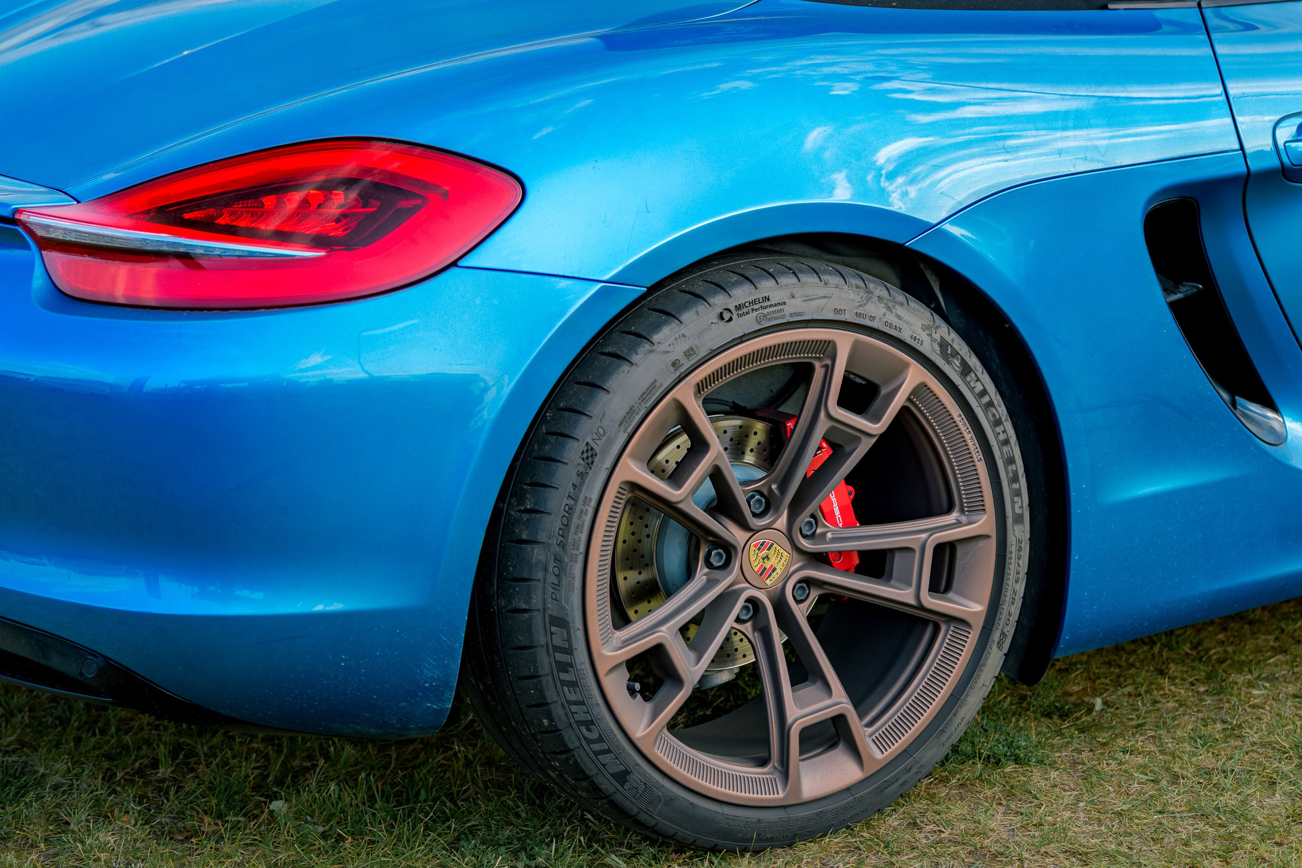 Заднее колесо Porsche с бронзовым кованым диском