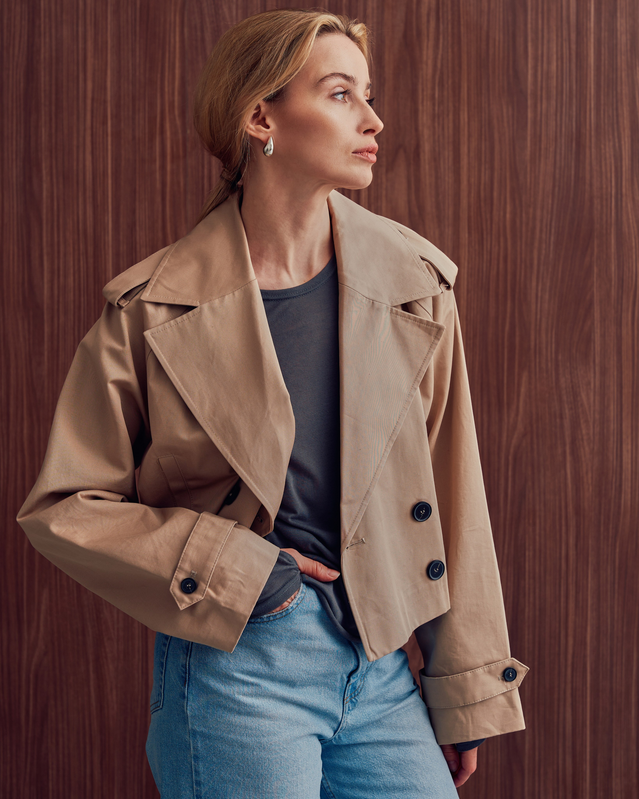 Девушка в коротком тренче и джинсах