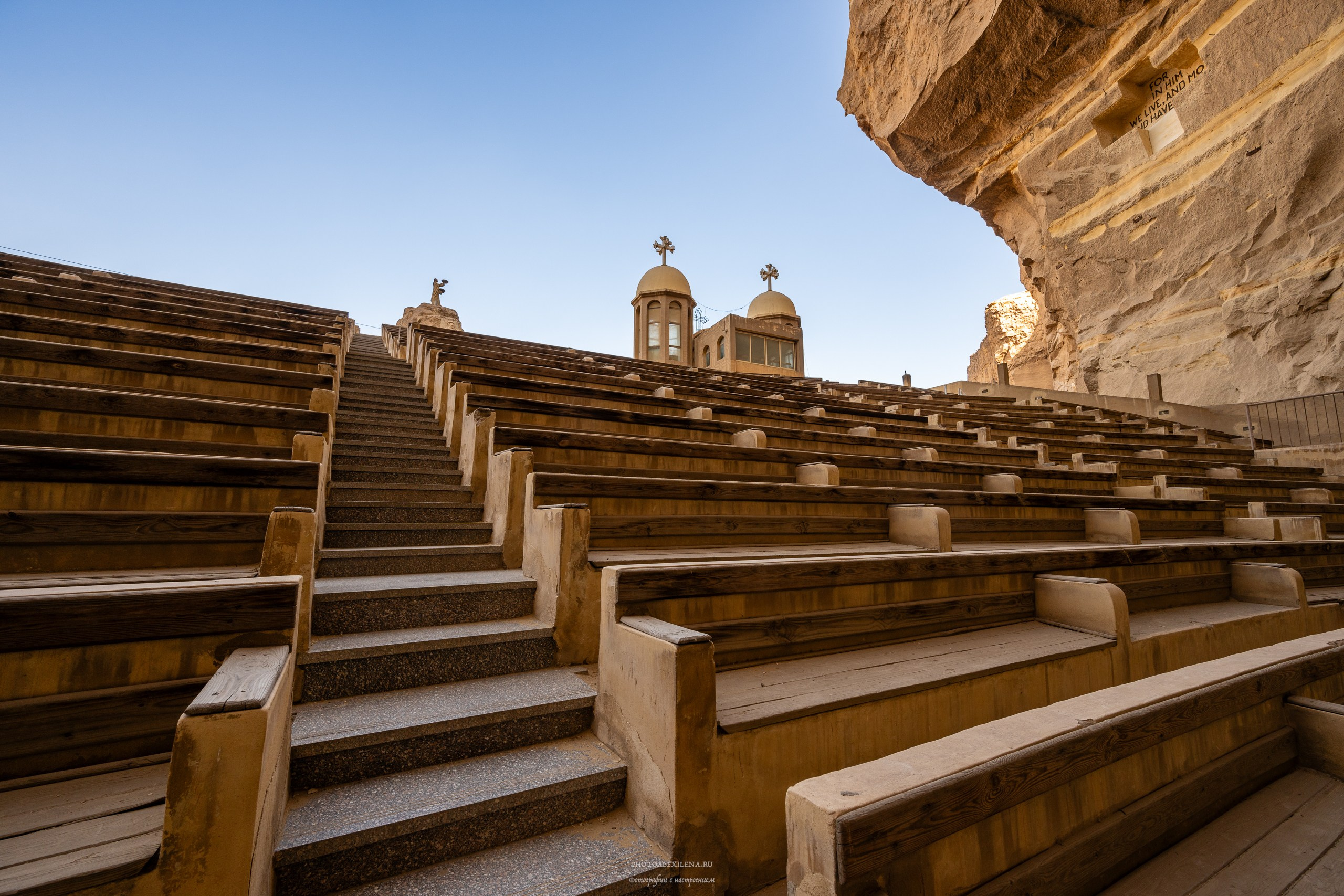 Пещерный монастырь и город мусорщиков. Авторские стильные фотокартины
