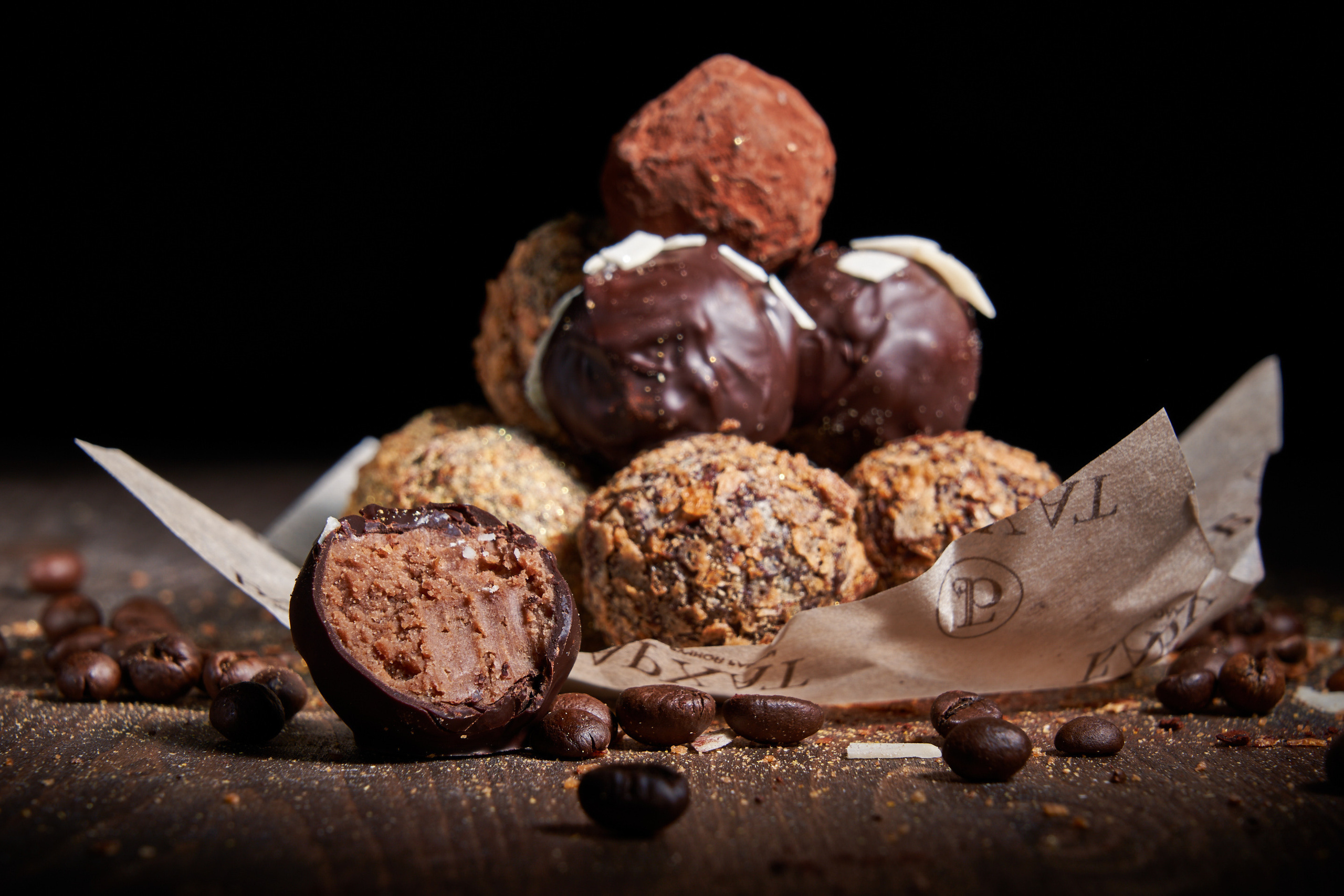 коныеты круглы собраны примидкой и лежат на бумаге