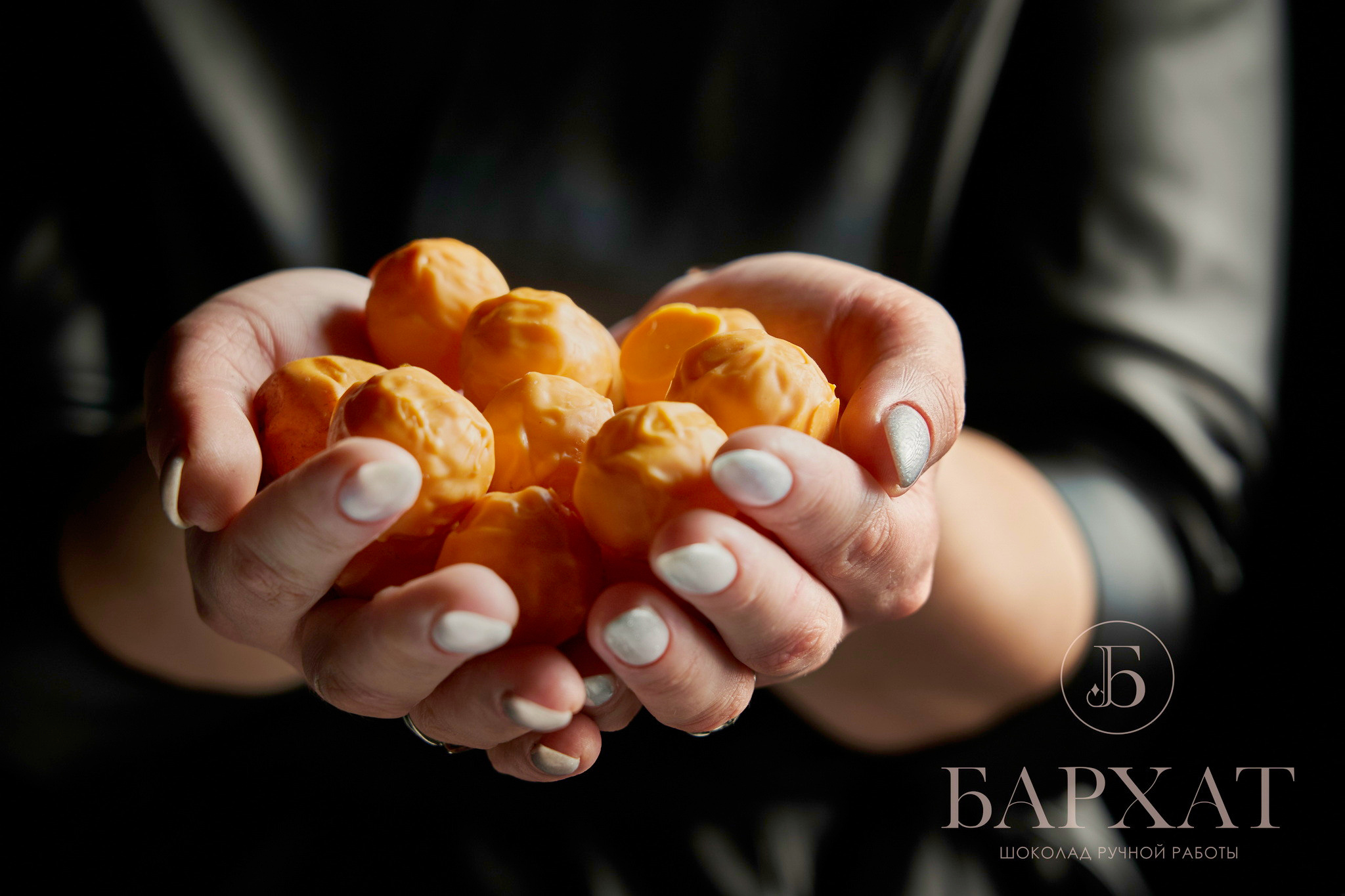 конфеты желтого цвета в руках у девушки