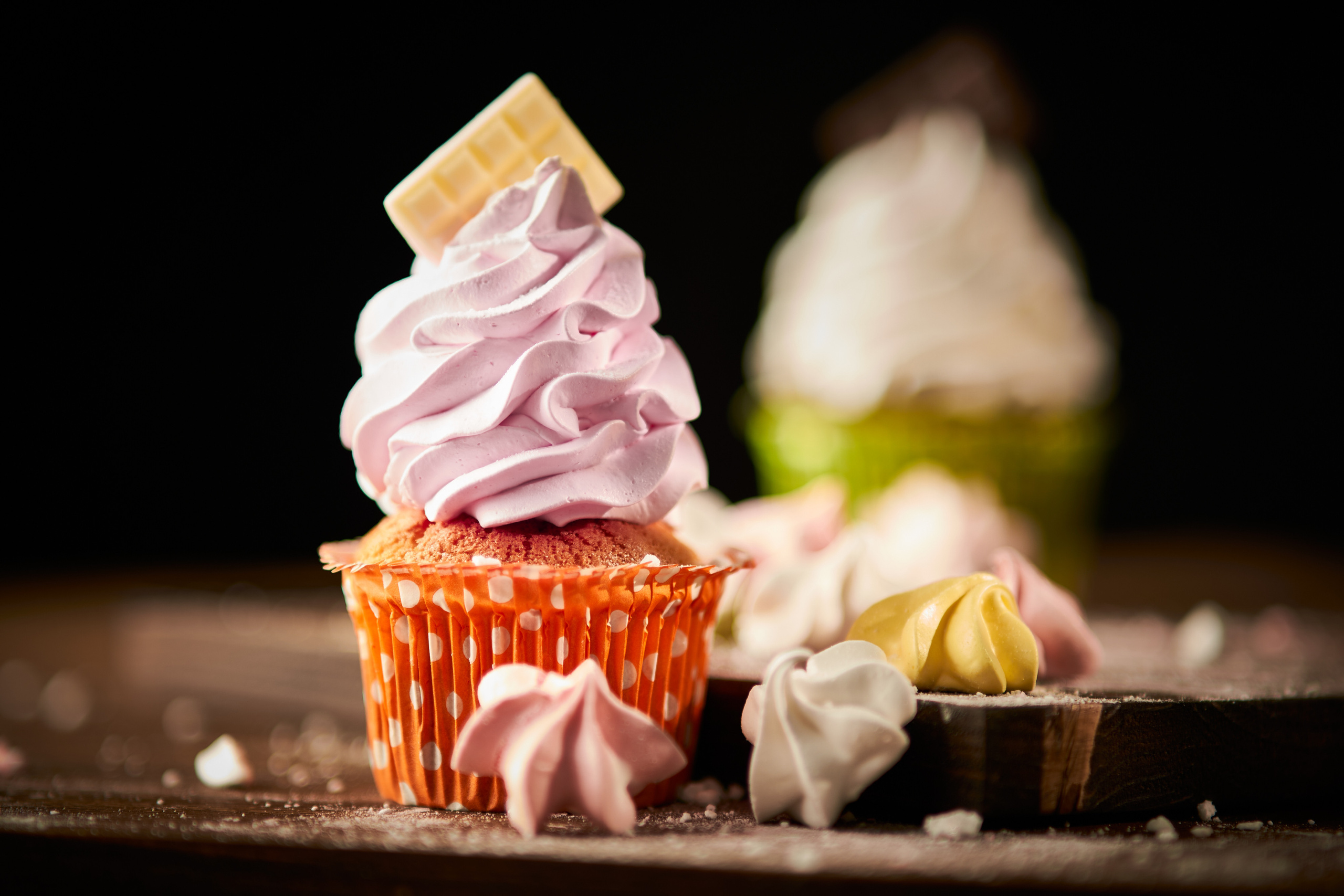 капкейк с желтой крзинкой и белым шоколадом на верхушке