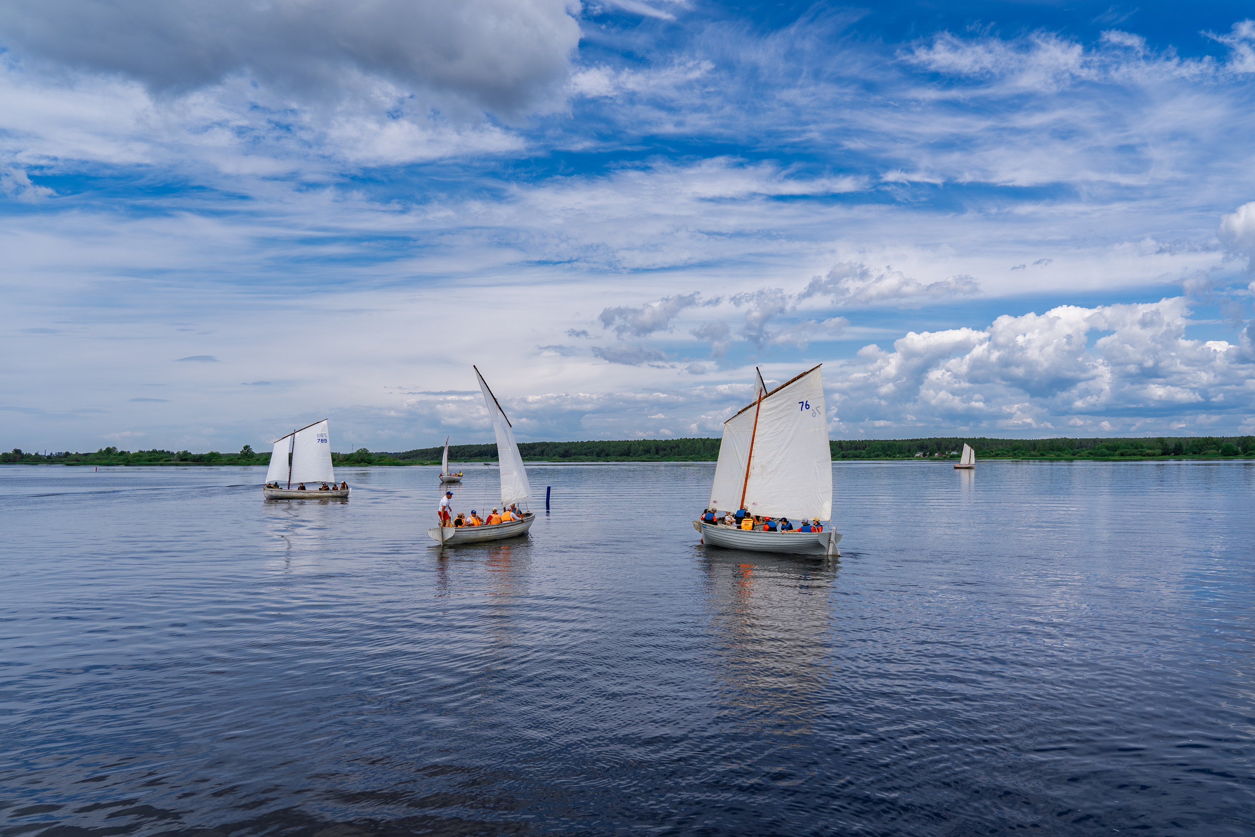 парусные суда ял стоят в штиле