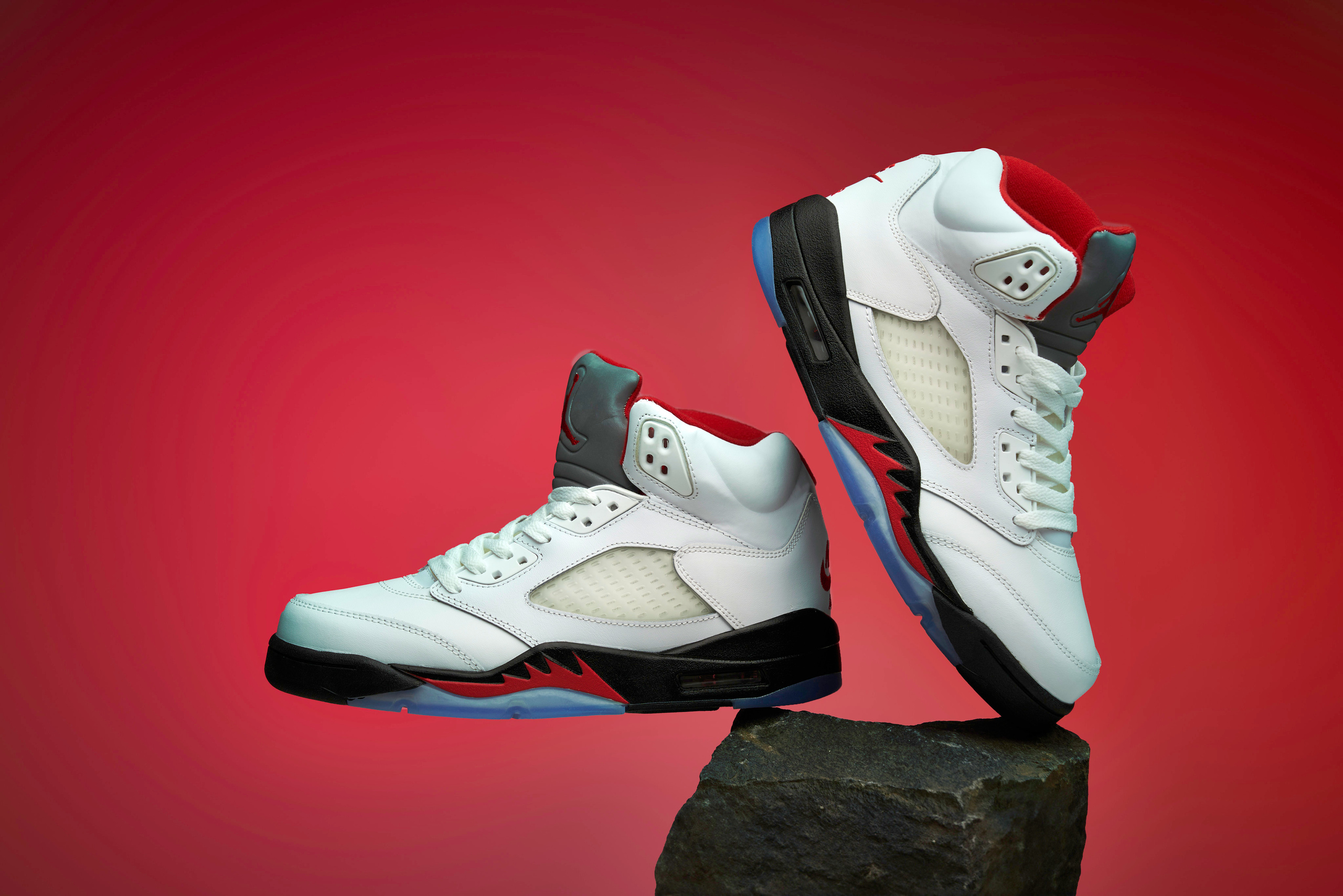 пара кросовк стоит балансируя на камне