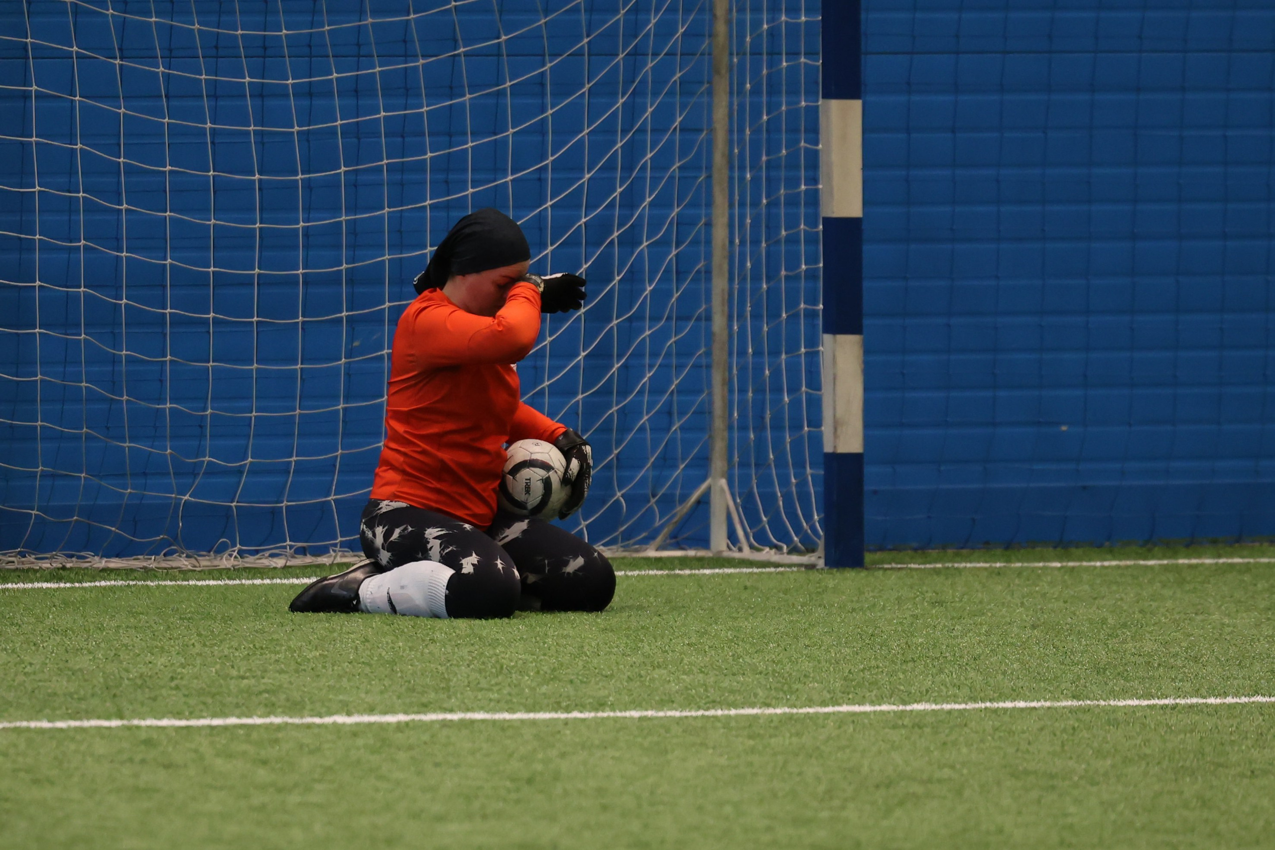 Парировать удар вратарю женской команды не легко, но она это сделала