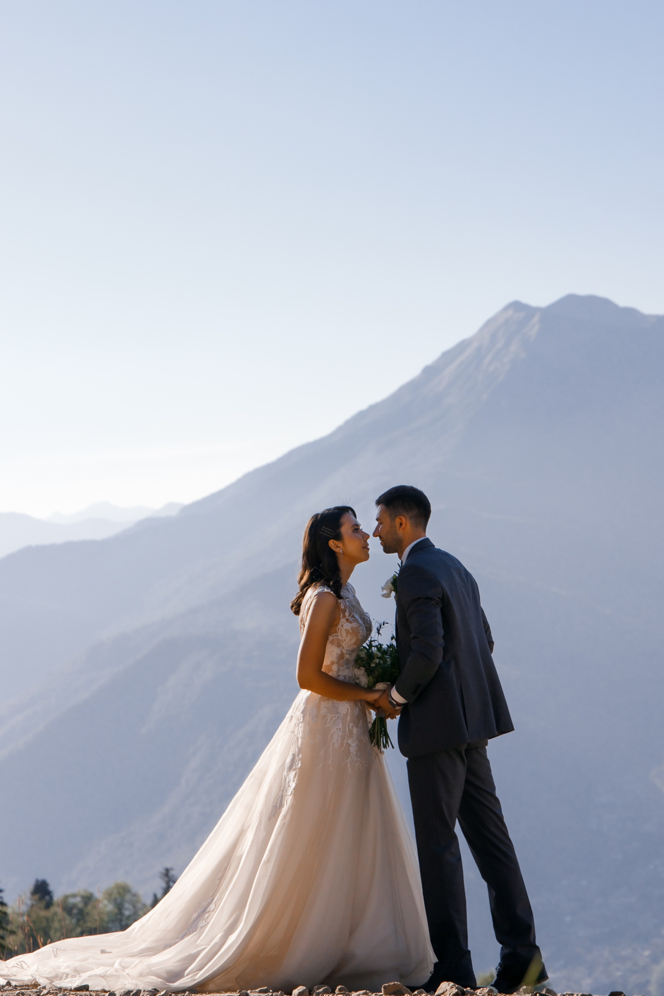 Свадебное платье на фоне моря и гор Сочи