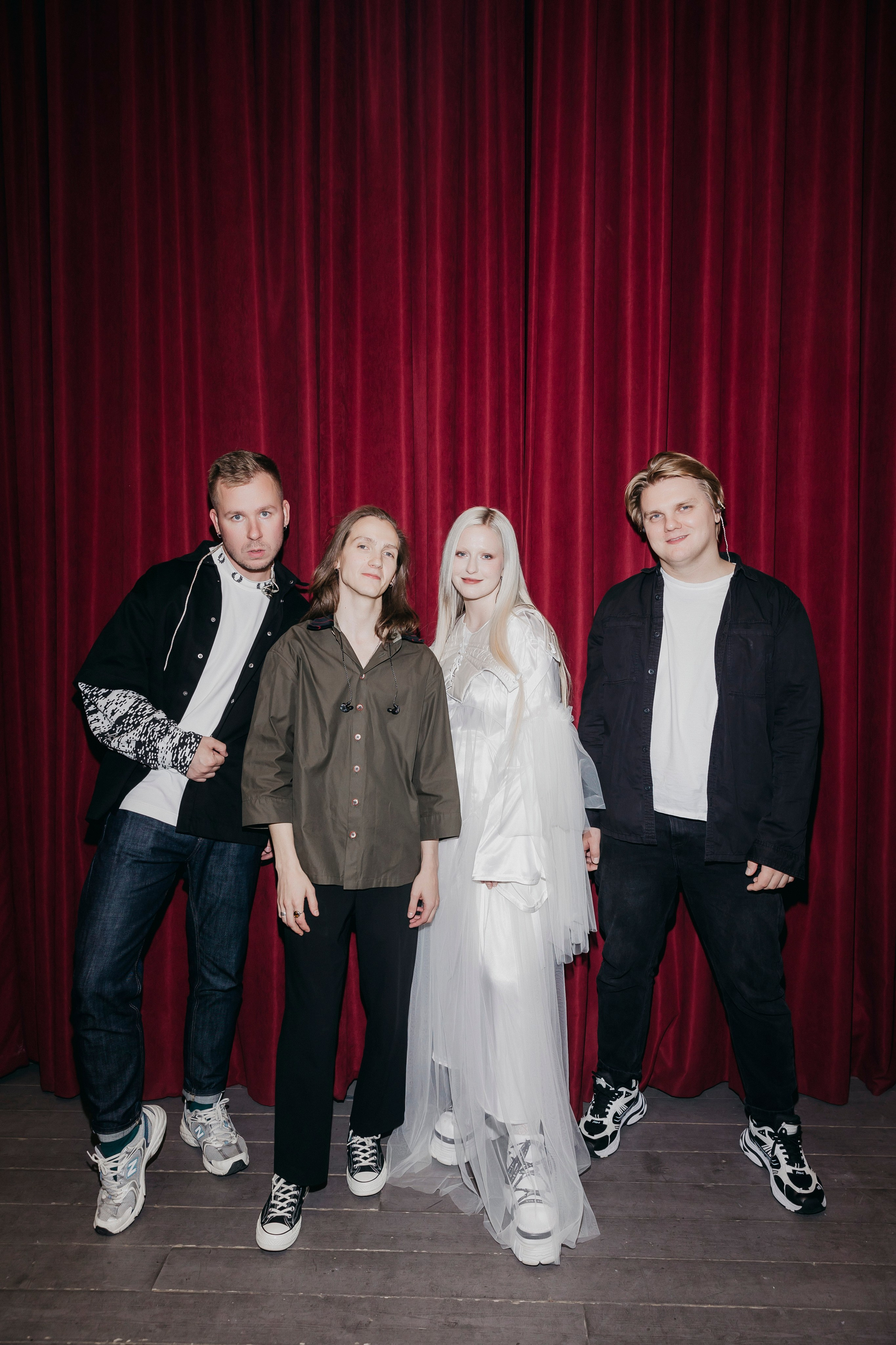 «Исчезнувшая в звездах»: Тося Чайкина, Strelka Bar, Москва. «Птичка на проводе»: информационный портал в Москве