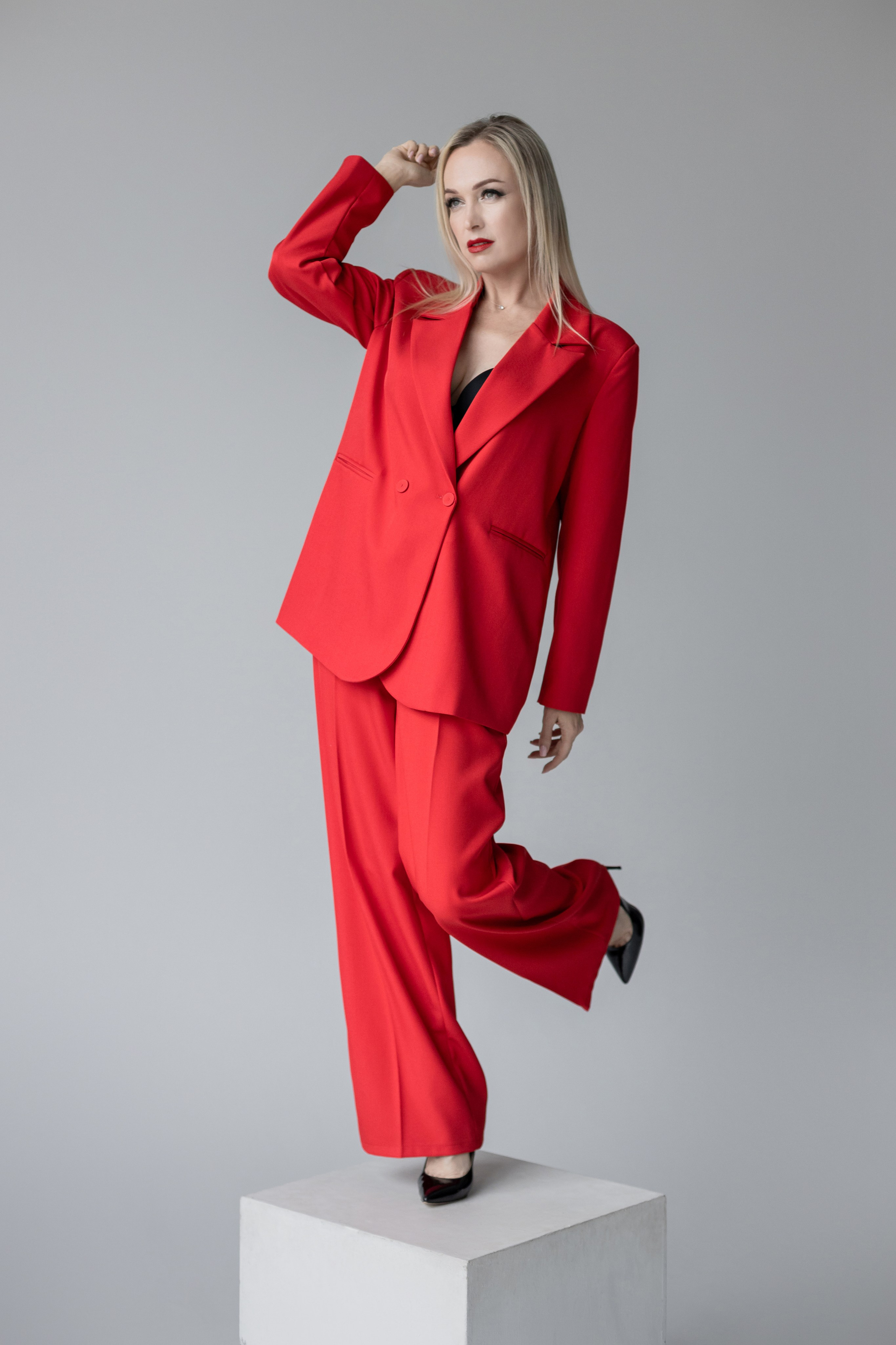 Фотосессия девушки в красном в студии. Фотограф Гладков Дмитрий.