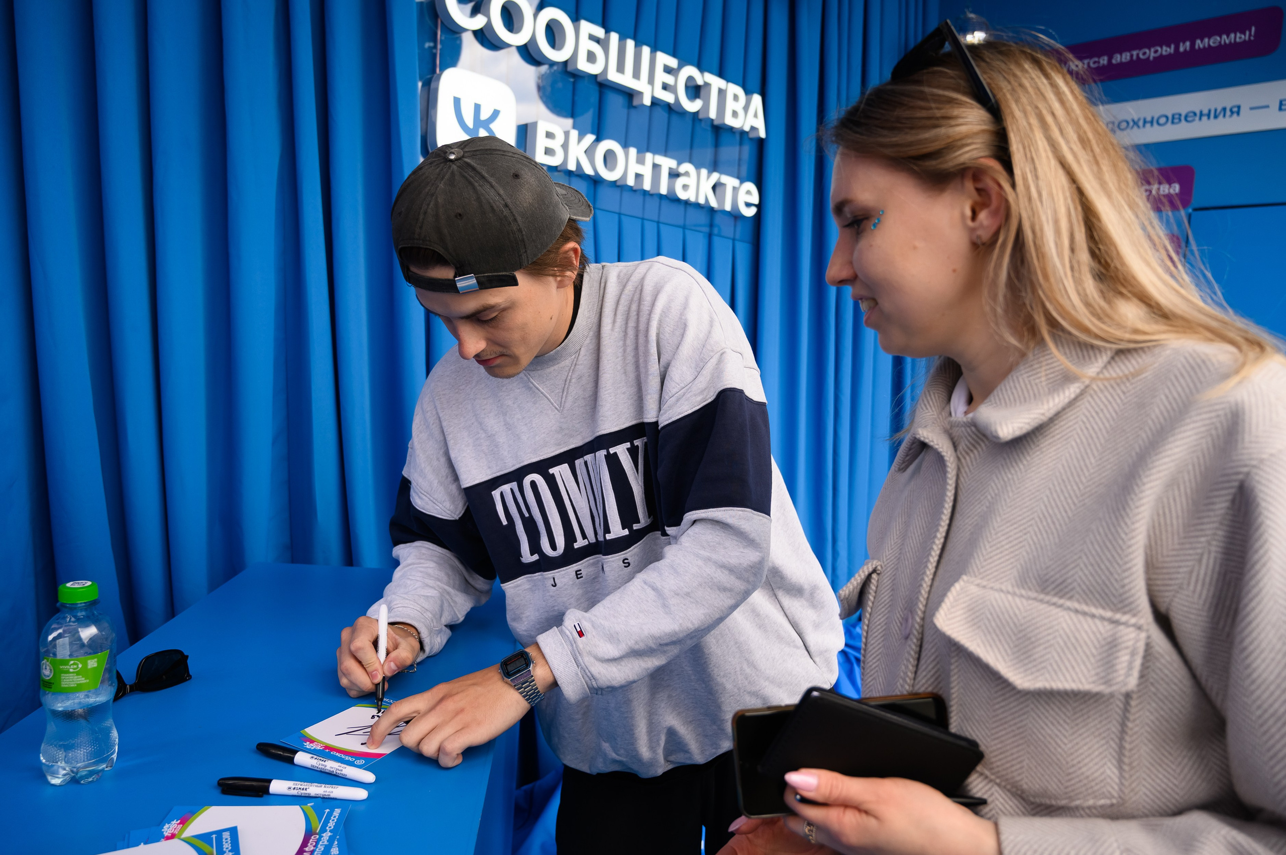 Автограф-сессия видеоблогеров на VK Fest Казань 2025 в зоне “Сообщества”