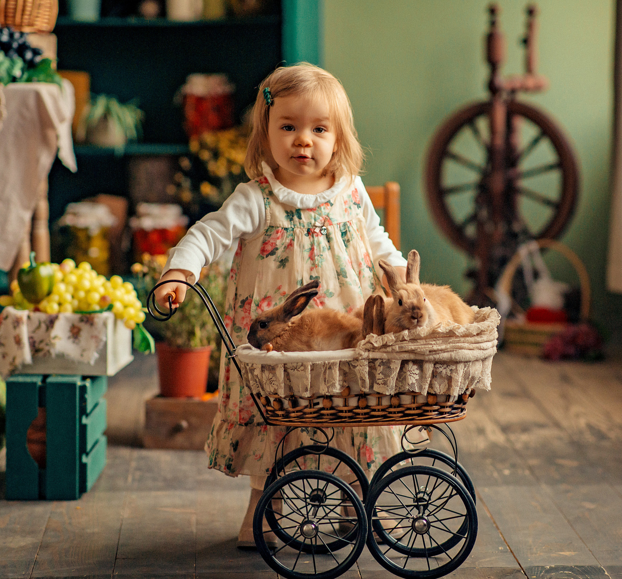 Девочка с крольчатами. Осенняя фотосессия в студии. Детский и семейный фотограф с животными в Москве Гурьева Надежда