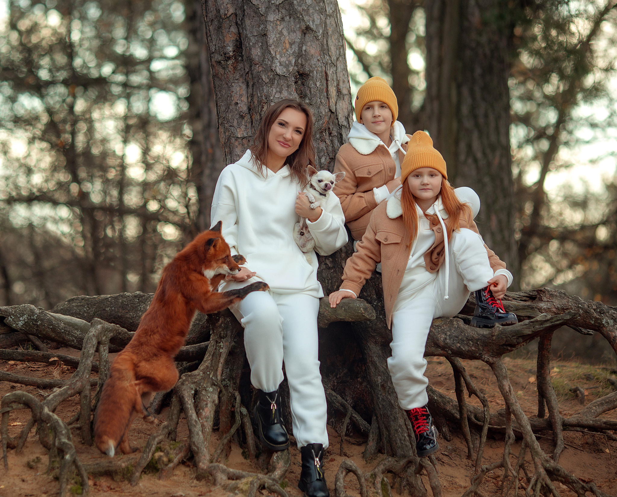 Ирина с детьми и лис Ричард. Детский и семейный фотограф с животными в Москве Гурьева Надежда