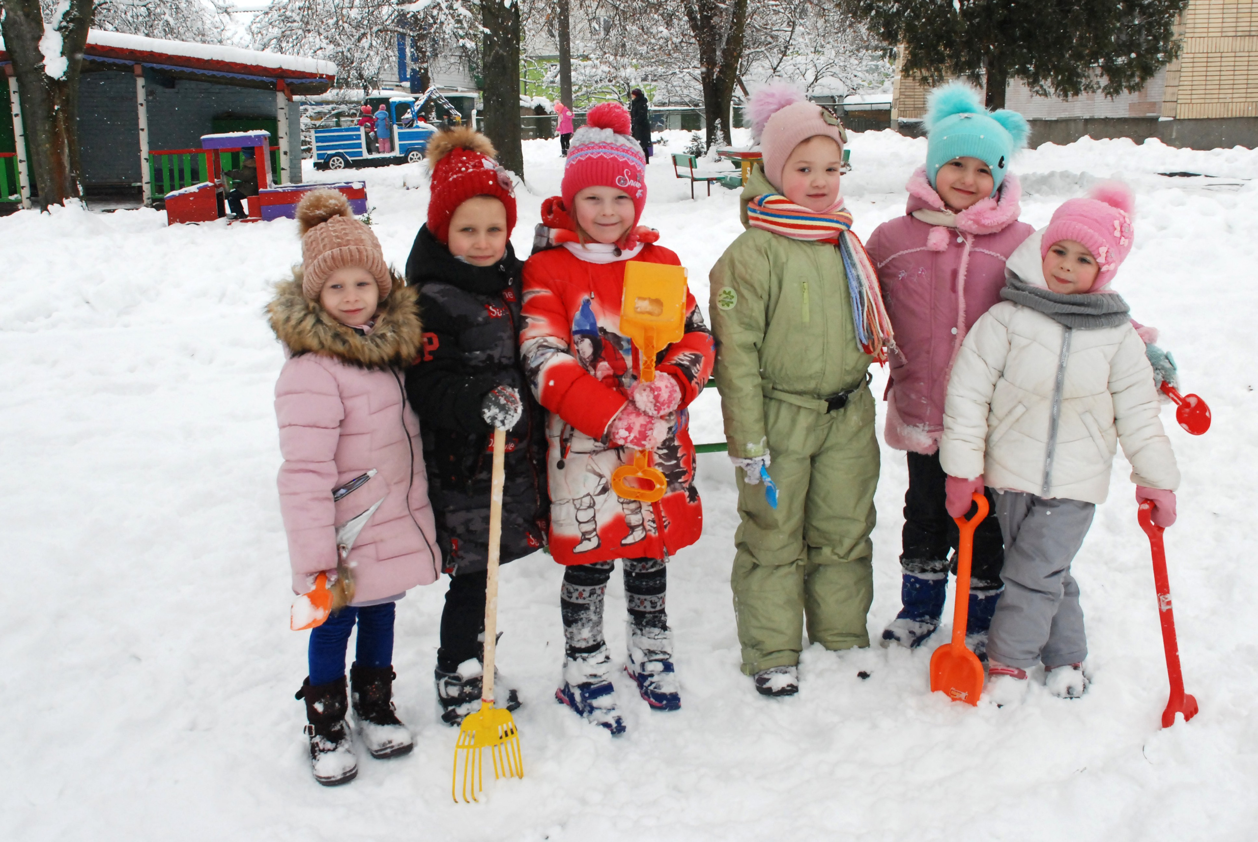 дети зимой на прогулке
