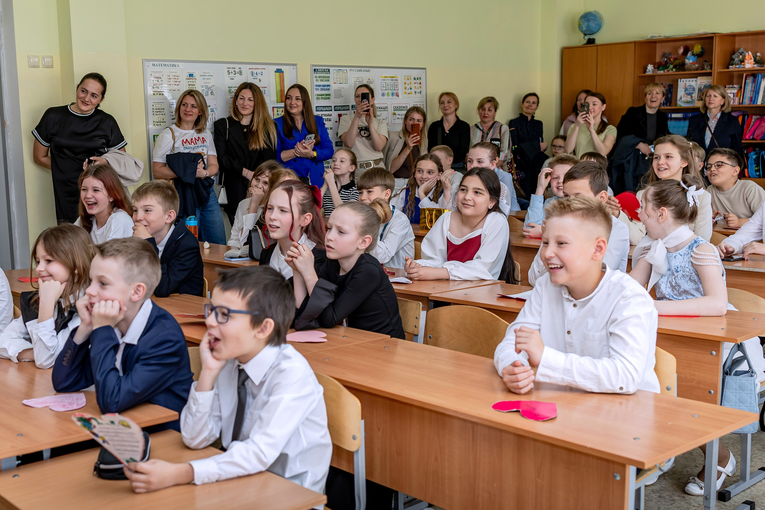 Выпускной в начальной школе в классе. Фотограф и видеограф Москва. Свадебный фотограф, видеограф. Выпускные альбомы. Оживающие альбомы