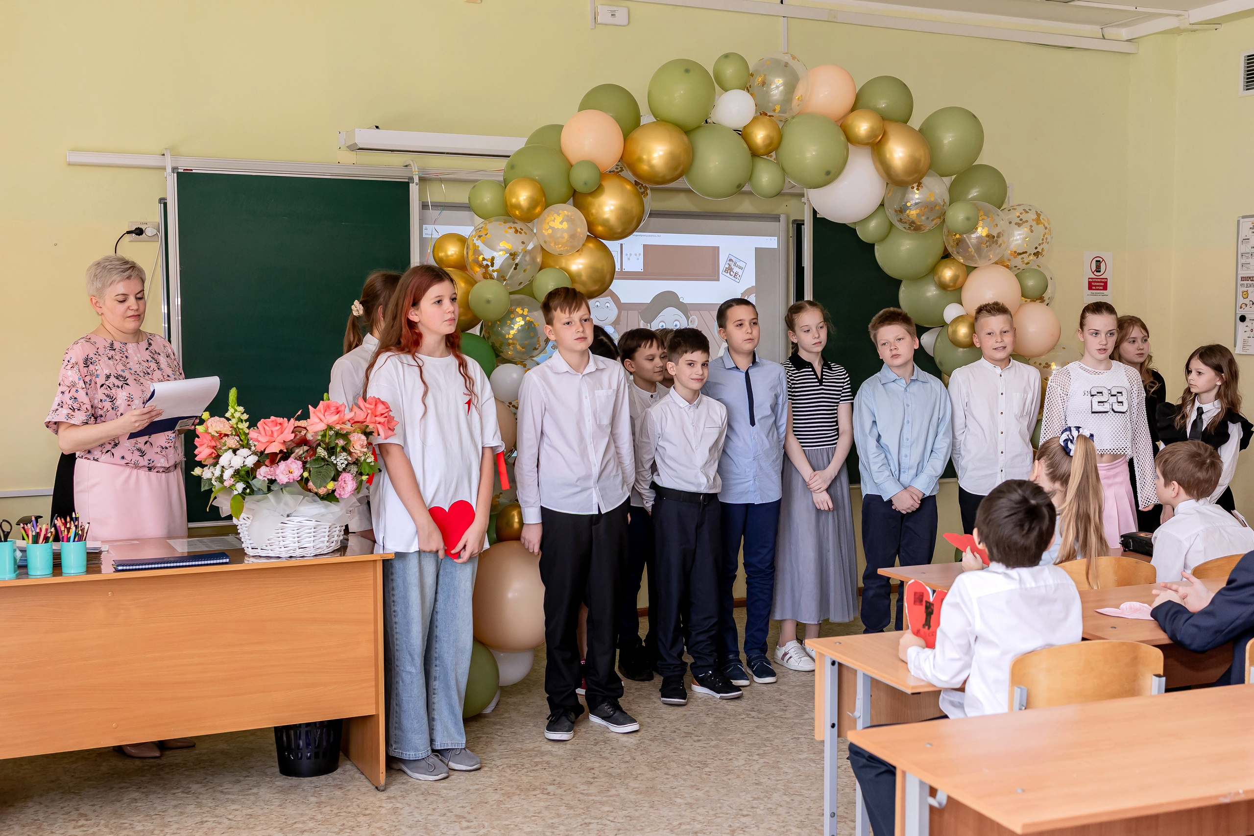 Выпускной в начальной школе в классе. Фотограф и видеограф Москва. Свадебный фотограф, видеограф. Выпускные альбомы. Оживающие альбомы