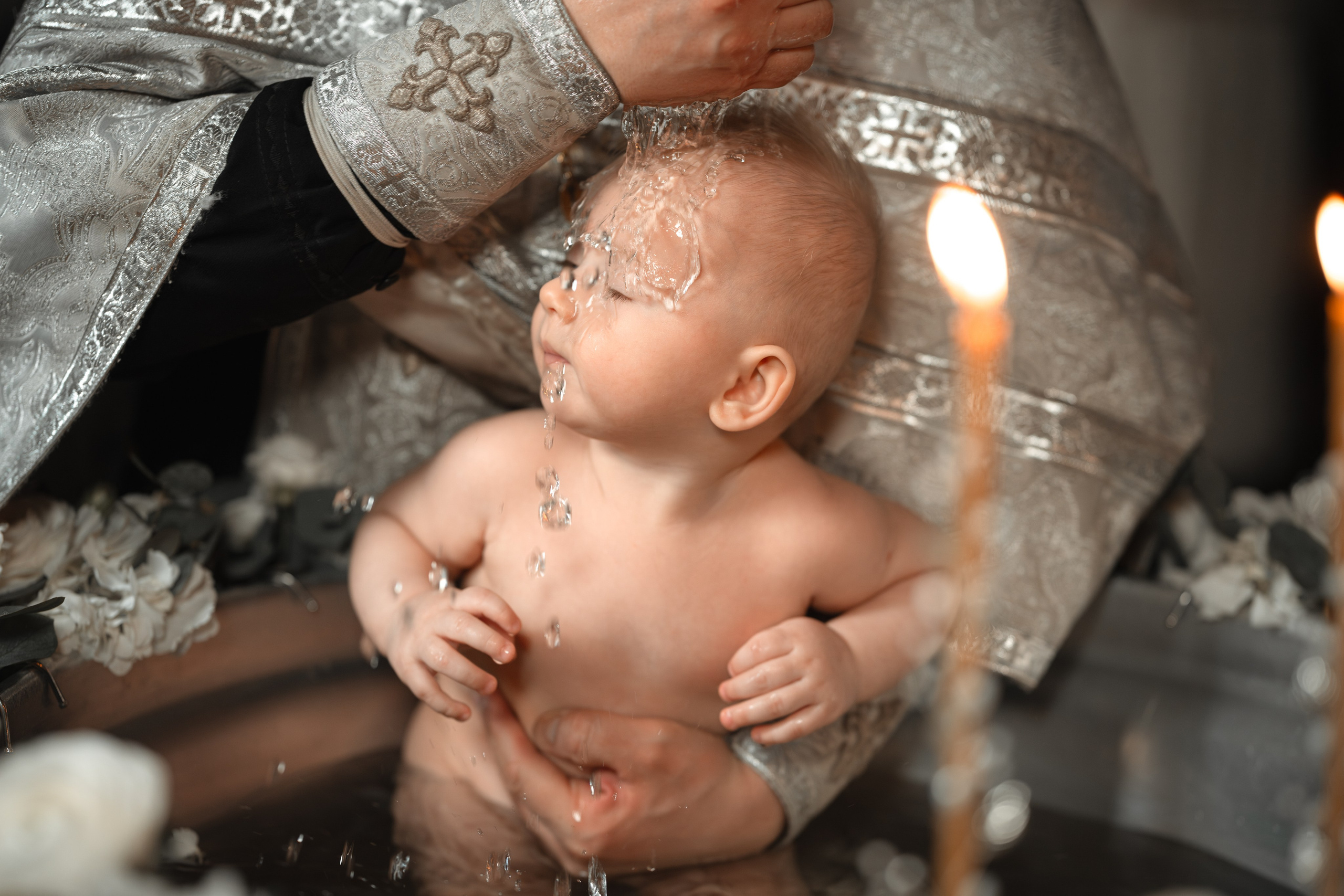 Крещение Даниила в Храме Воскресения Словущего в Даниловской Слободе. Фото- и видеосъёмка крещения и венчания. Фотограф на крещение Москва