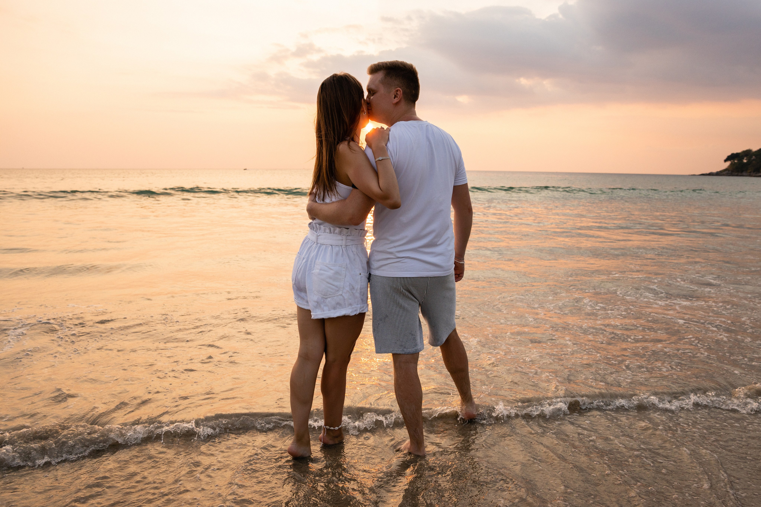 Love Story на Пхукете: фотосессия для пары на пляже Карон. Фотограф на Пхукете в Таиланде