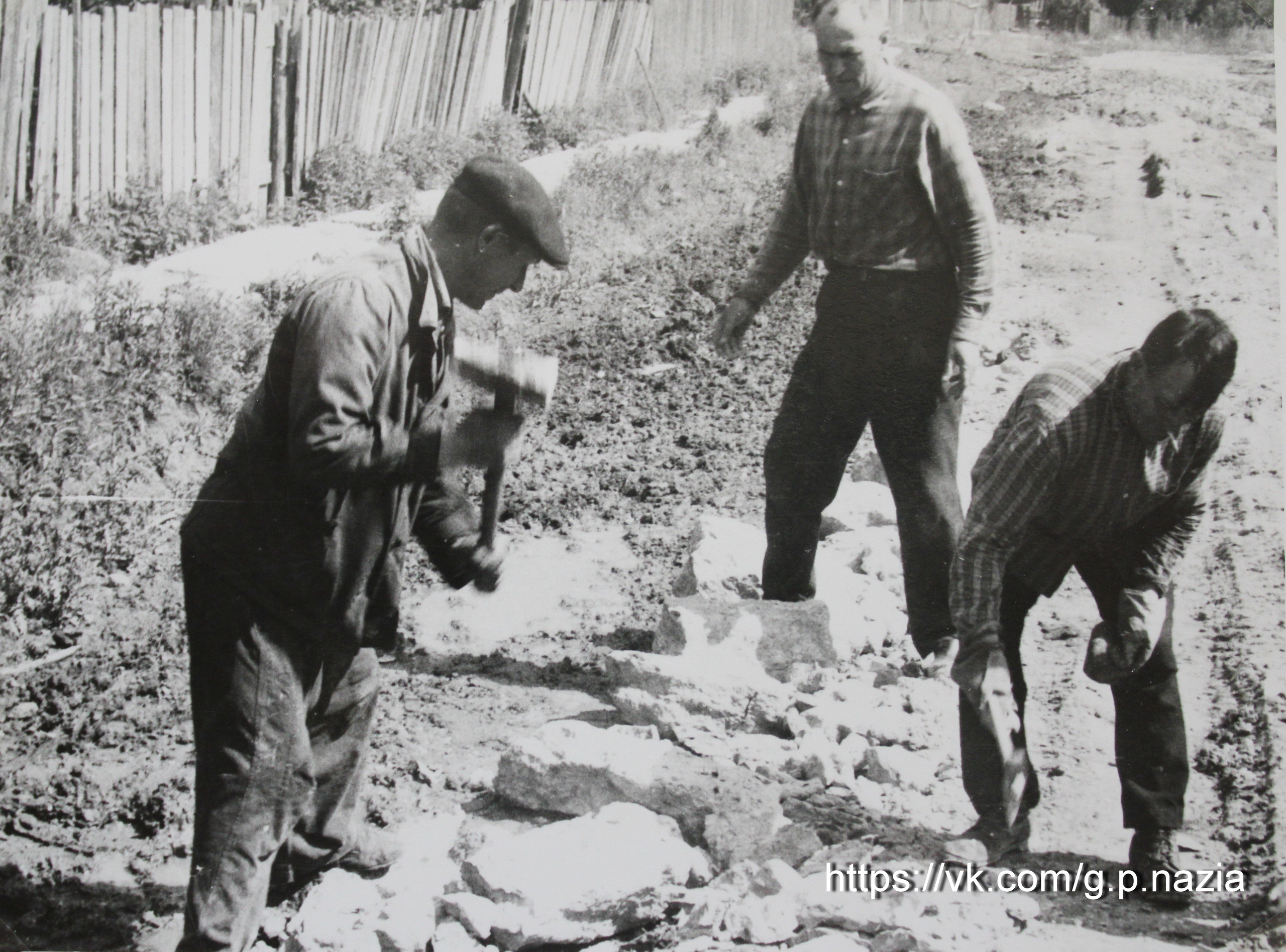 Ремонт дороги. 1968 г. История Назиевского городского поселения