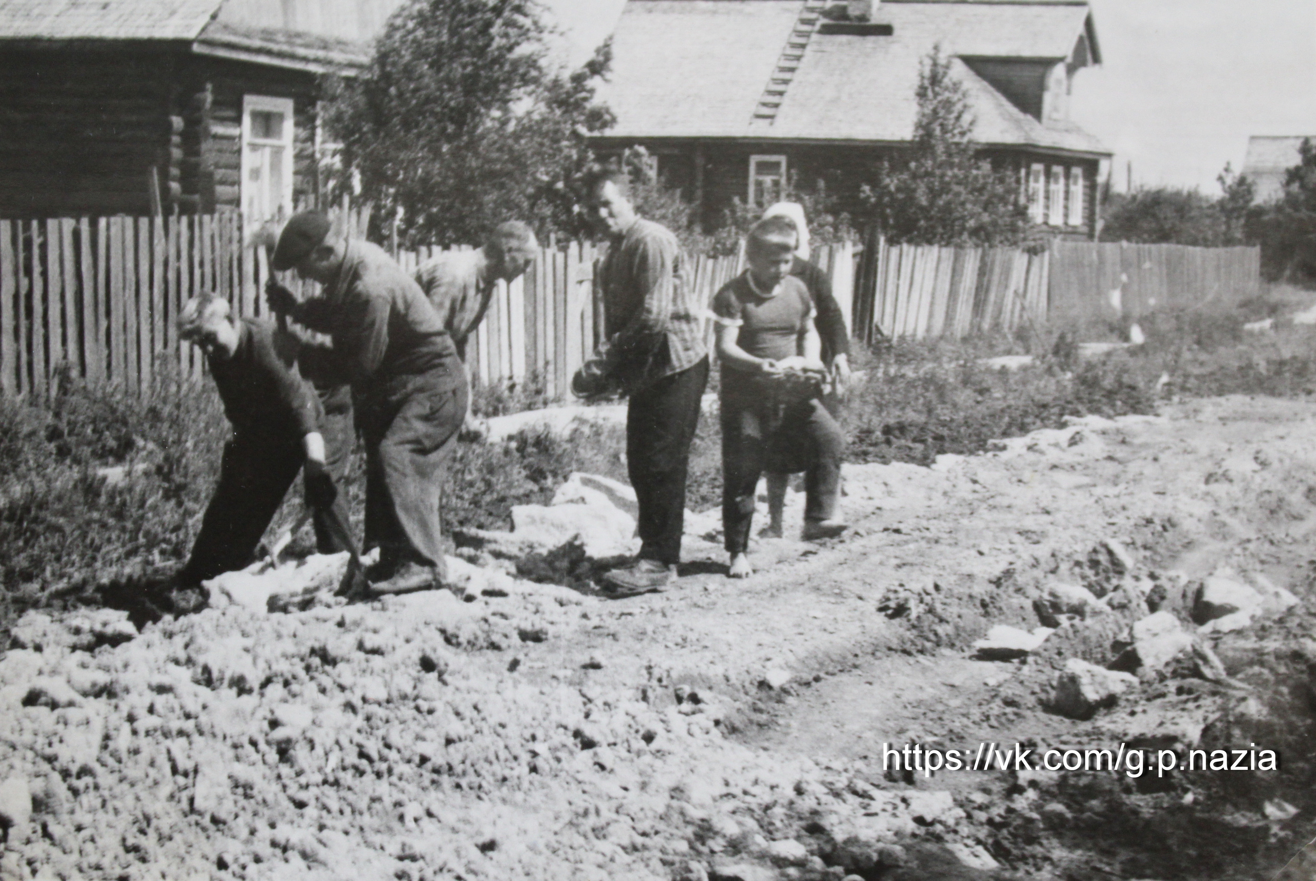 Ремонт дороги. 1968 г. История Назиевского городского поселения