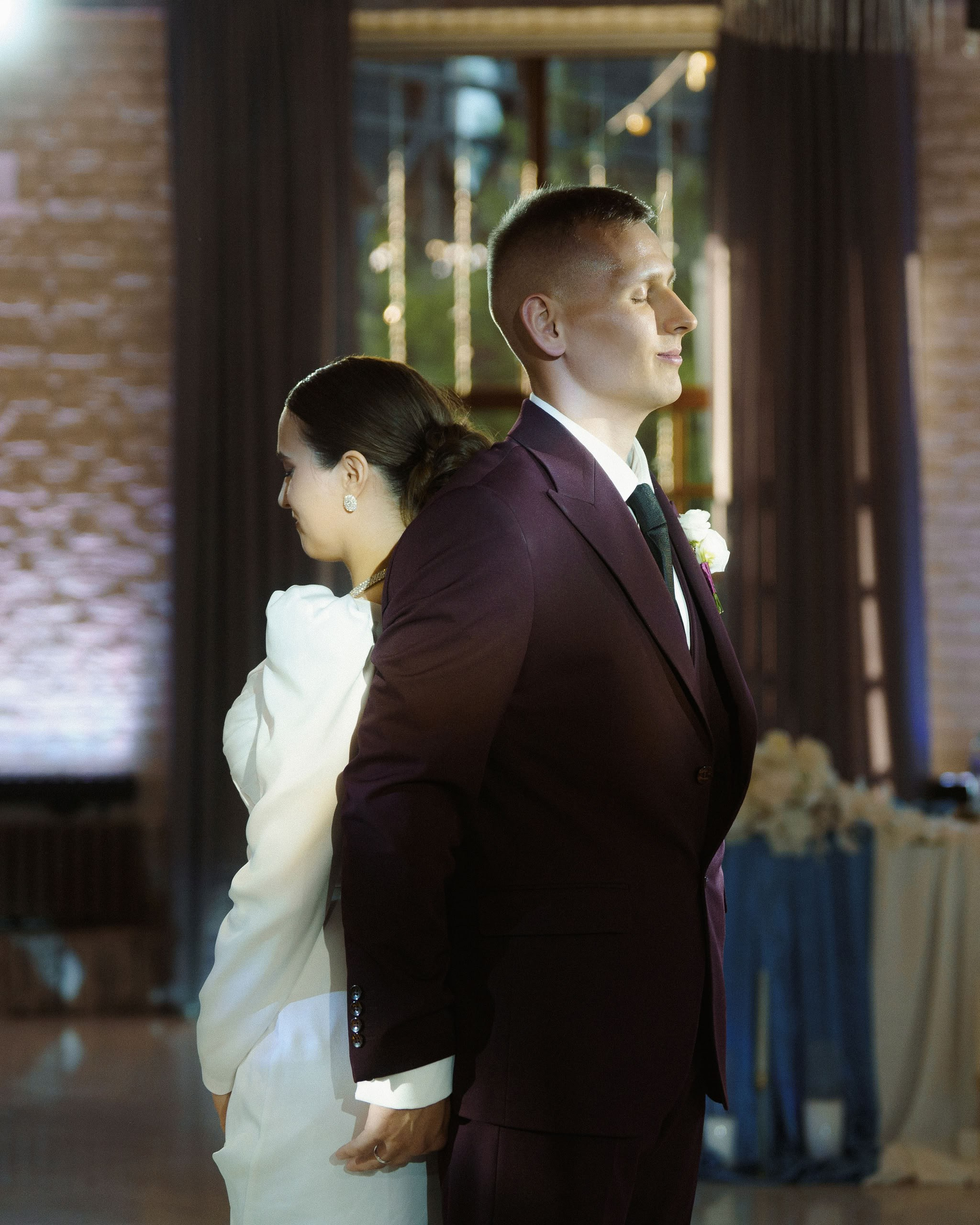 Невеста и жених на танцполе в зале Петергоф Лофт