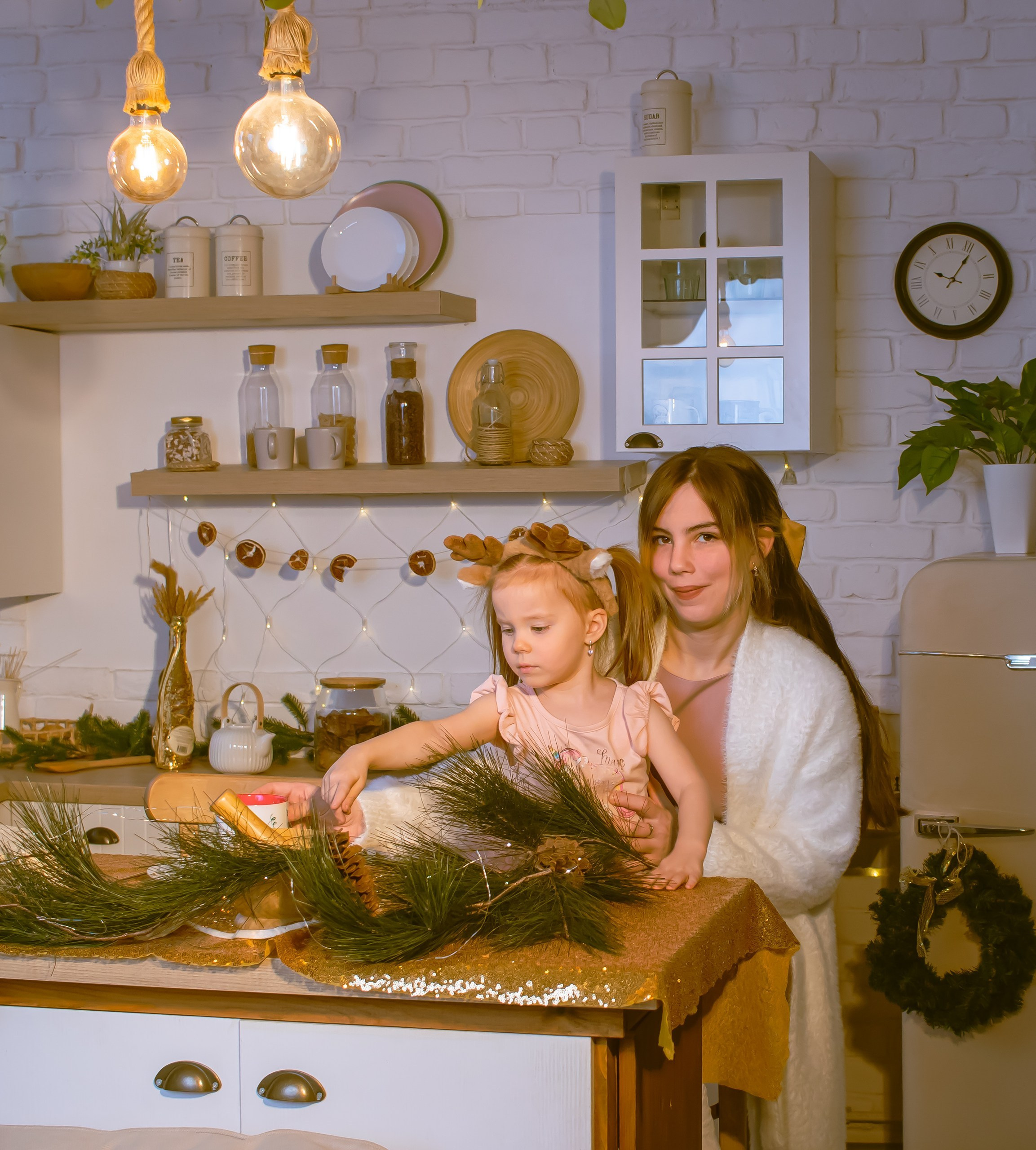 Девочка помогает маме готовить на кухне в зимнем декоре, новогодняя семейная фотосессия, фотограф Карасёва Елена