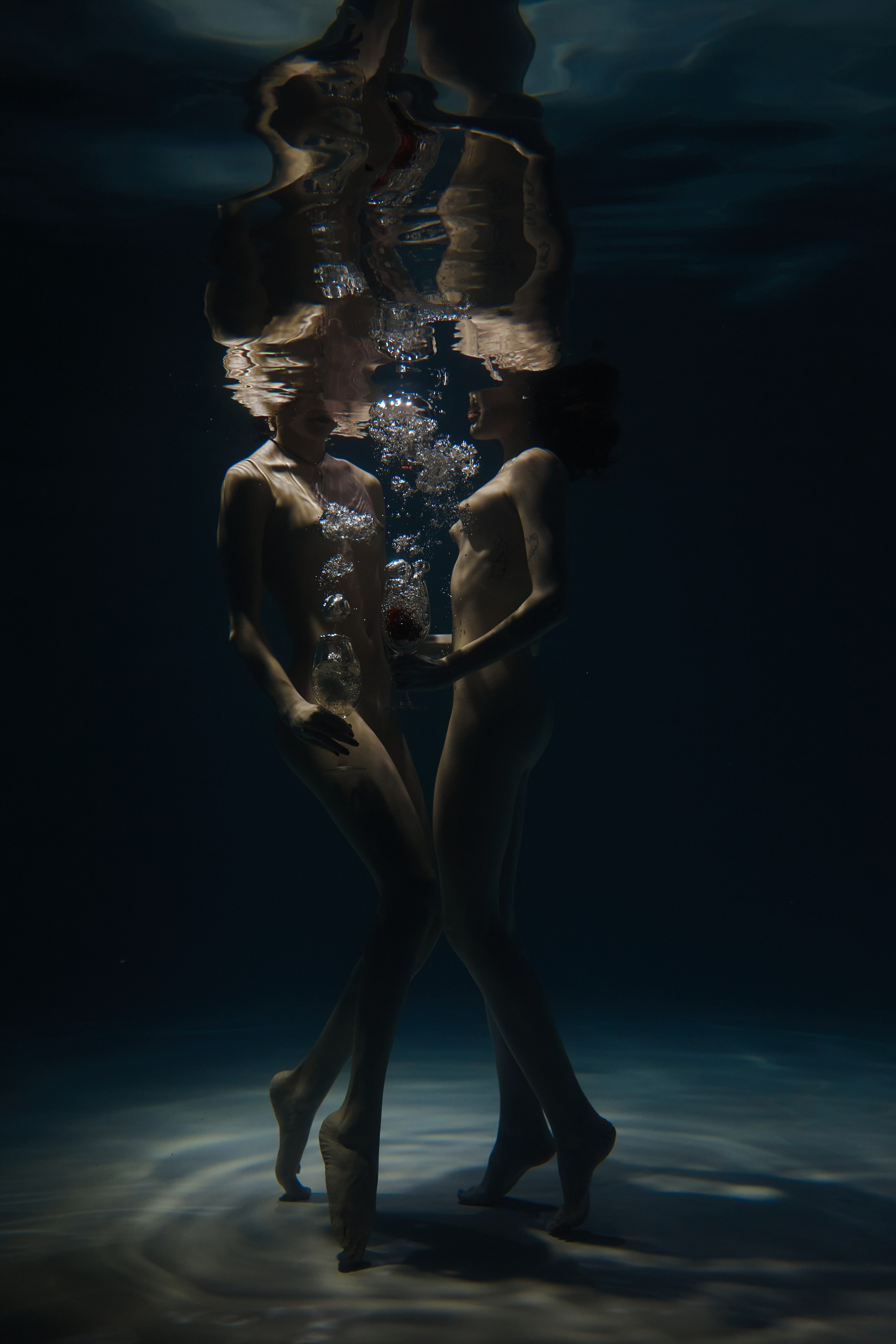 Abstract nude female portrait in soft natural light. Focus on form, emotion, and quiet absence. An intimate fine-art nude exploring the space between presence and disappearance. Shot in ambient light with minimalist aesthetic. Размытая ню-композиция. Женское тело в состоянии покоя, абстракция. Минималистичный кадр фрагмента женского тела в контрастном свете. Художественная ню-фотография, игра текстур. Художественный портрет обнажённой женщины. Светлая сцена, ню-фотография, атмосфера статуи и тишины. Ню в тёплом освещении, женская фигура в статичной позе. Художественное изображение тела, текстуры и свет. фотограф ню. art nude photography photographer