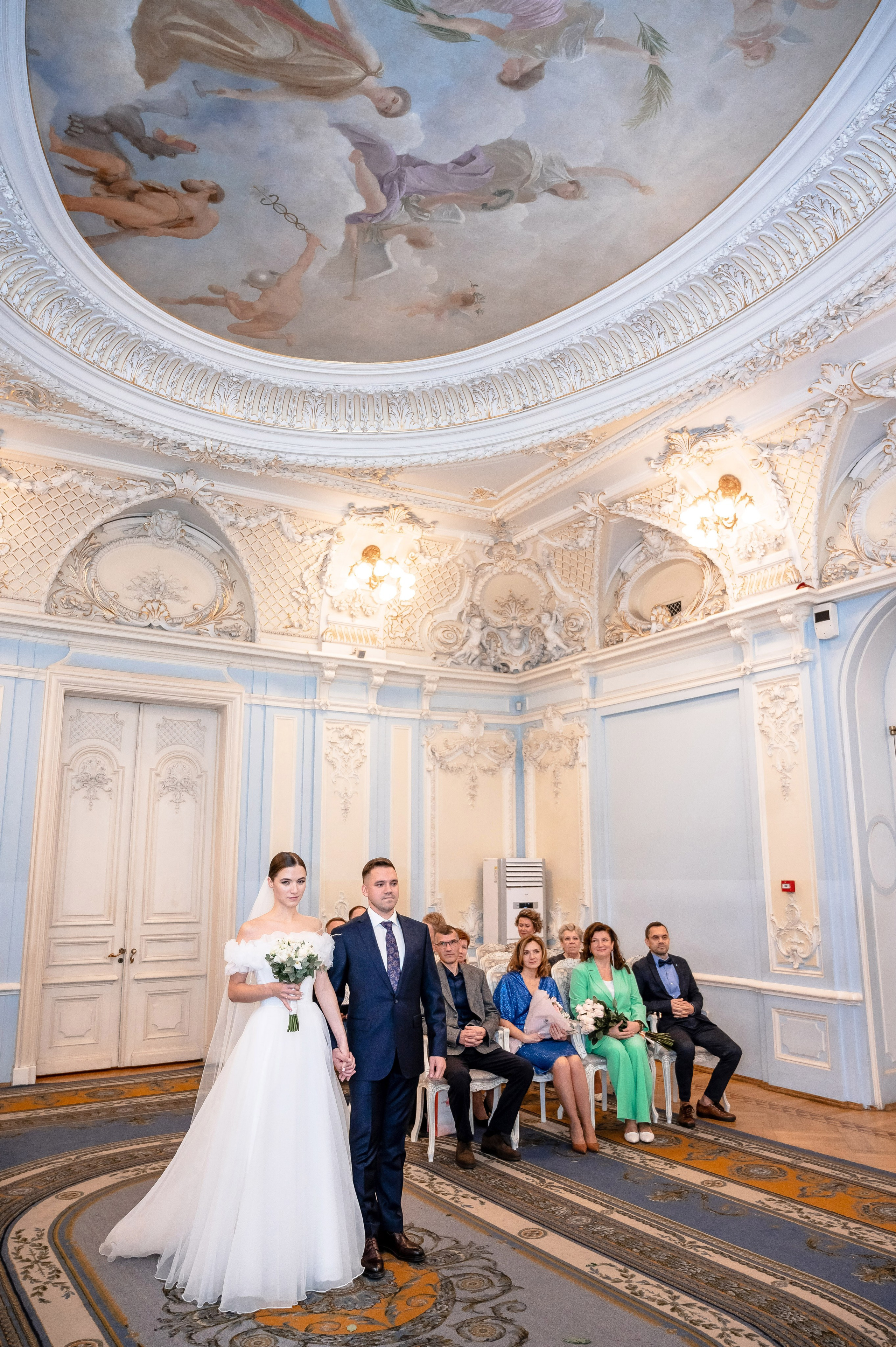 Осенняя великолепная свадебная прогулка жениха и невесты в октябре в Санкт-Петербурге в Михайловском парке и у Атлантов на Миллионной улице. Портретный, семейный и свадебный фотограф в Санкт-Петербурге и в Пушкине Ширяев Денис