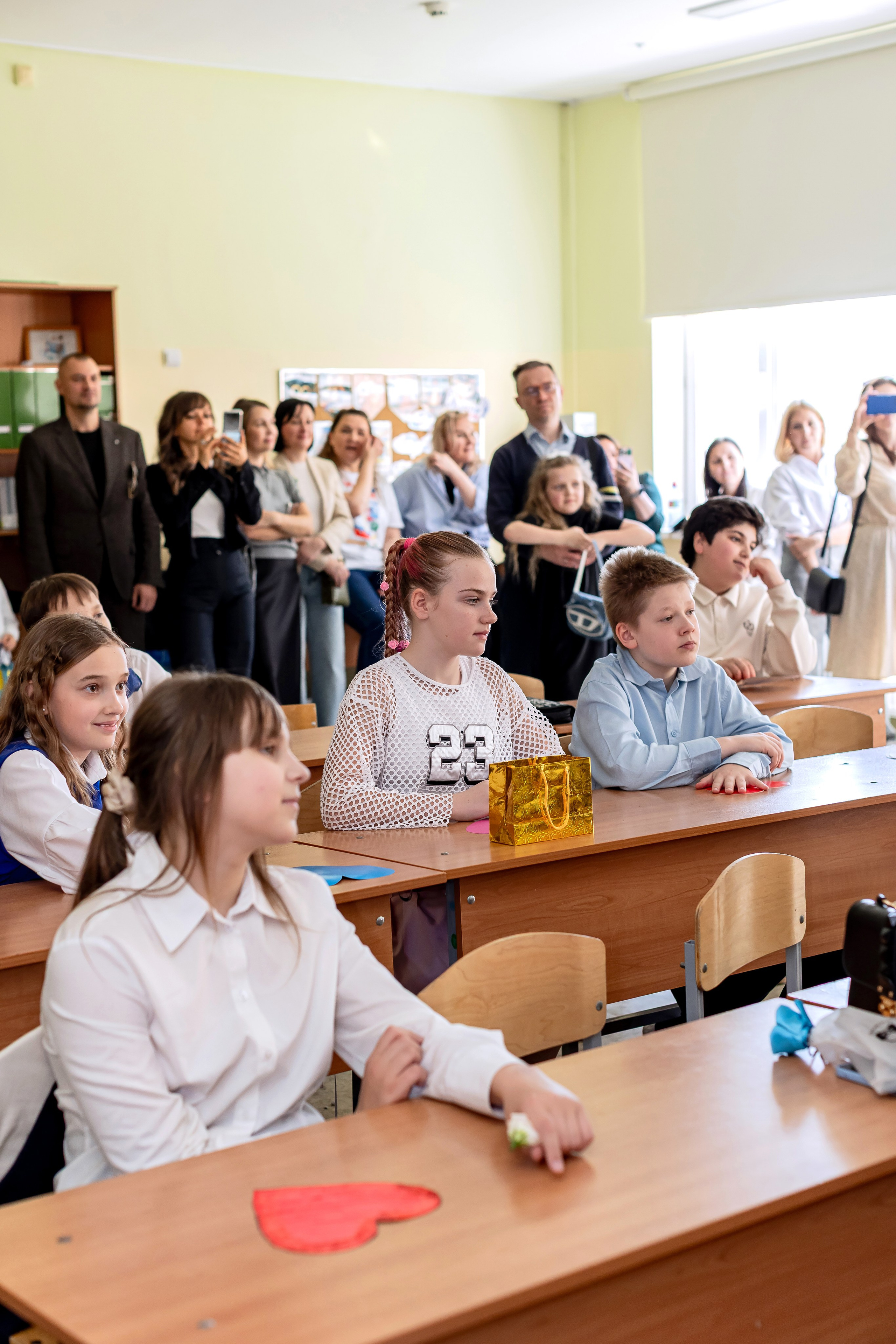 Выпускной в начальной школе в классе. Фотограф и видеограф Москва. Свадебный фотограф, видеограф. Выпускные альбомы. Оживающие альбомы
