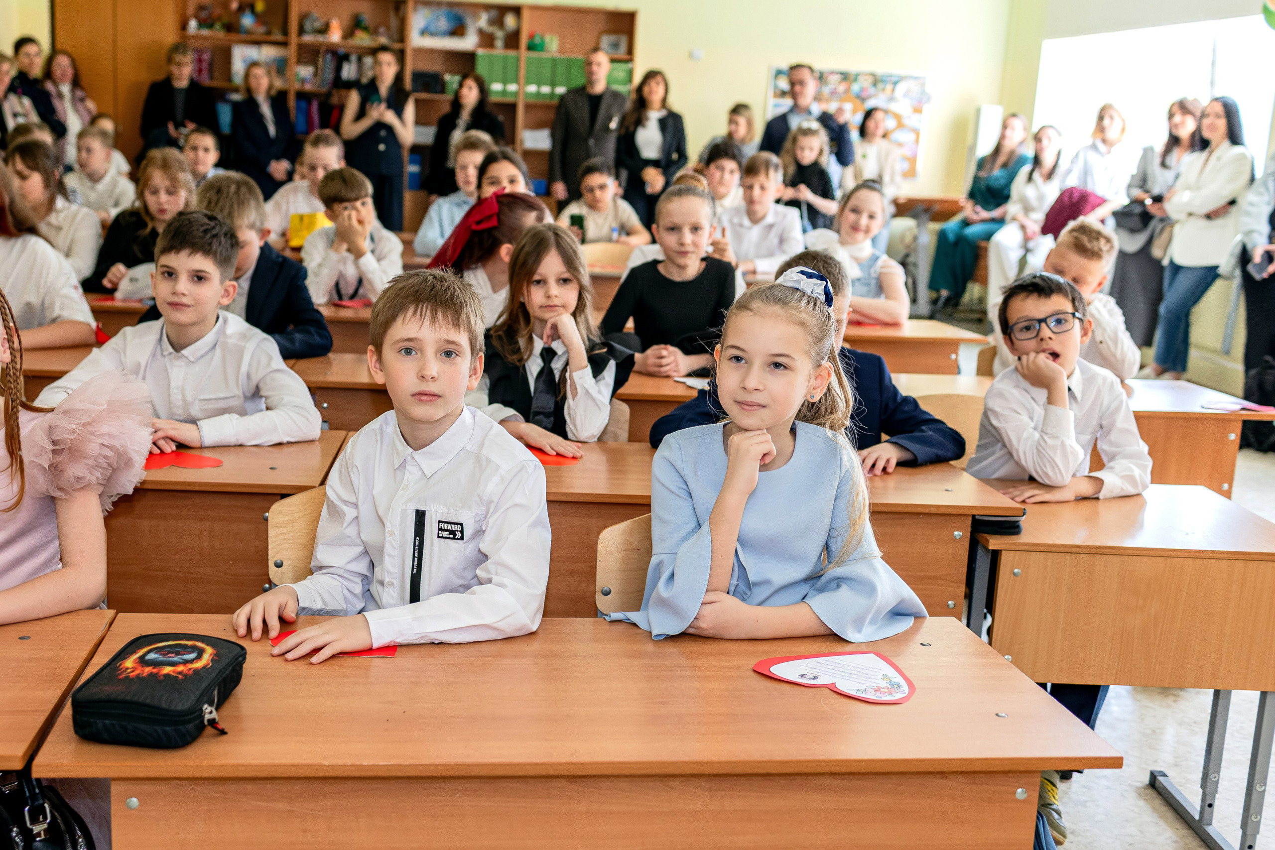 Выпускной в начальной школе в классе. Фотограф и видеограф Москва. Свадебный фотограф, видеограф. Выпускные альбомы. Оживающие альбомы