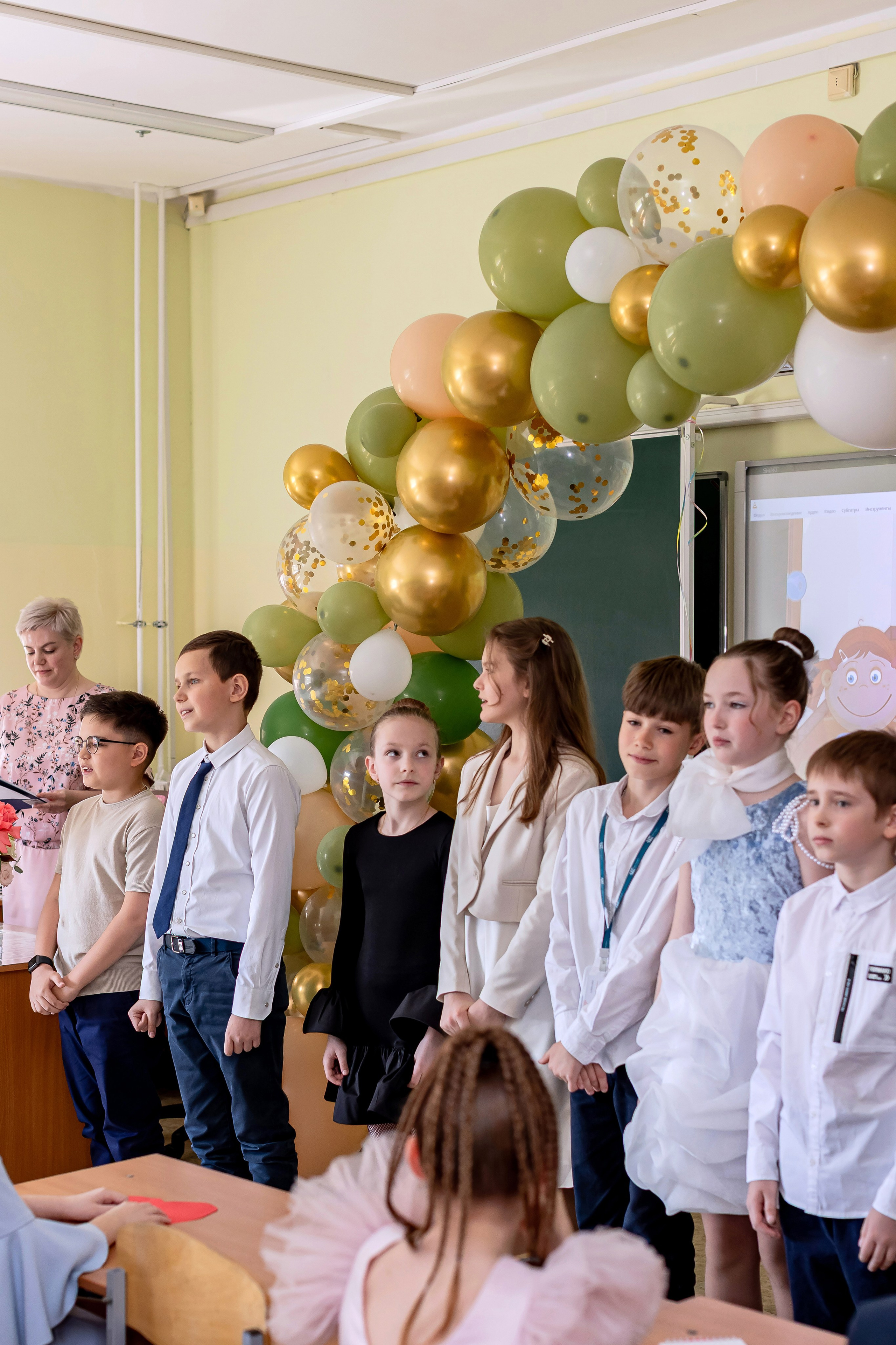 Выпускной в начальной школе в классе. Фотограф и видеограф Москва. Свадебный фотограф, видеограф. Выпускные альбомы. Оживающие альбомы