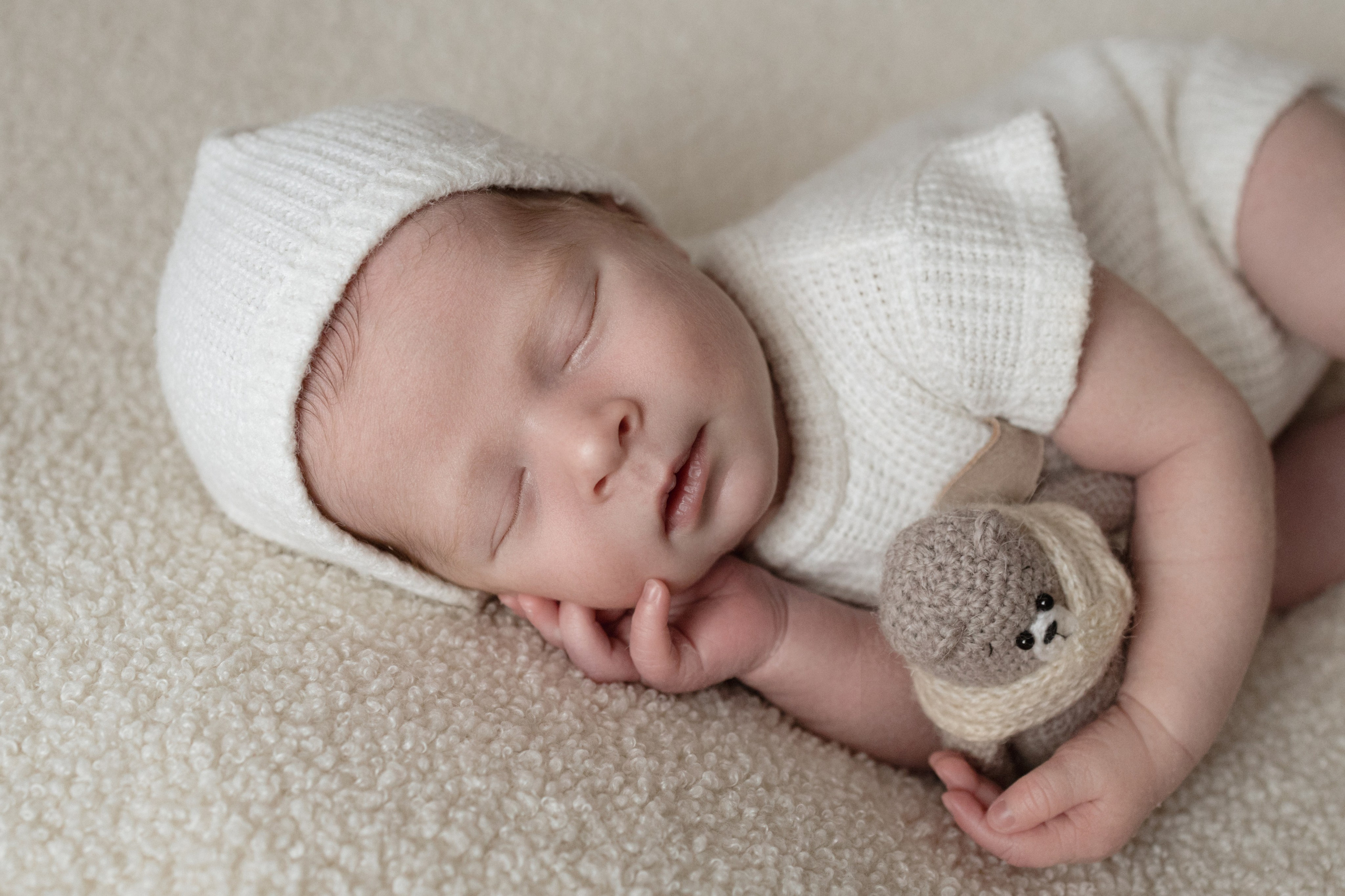 Мальчик на фотосессии новорождённого, уютная поза Vetaphoto