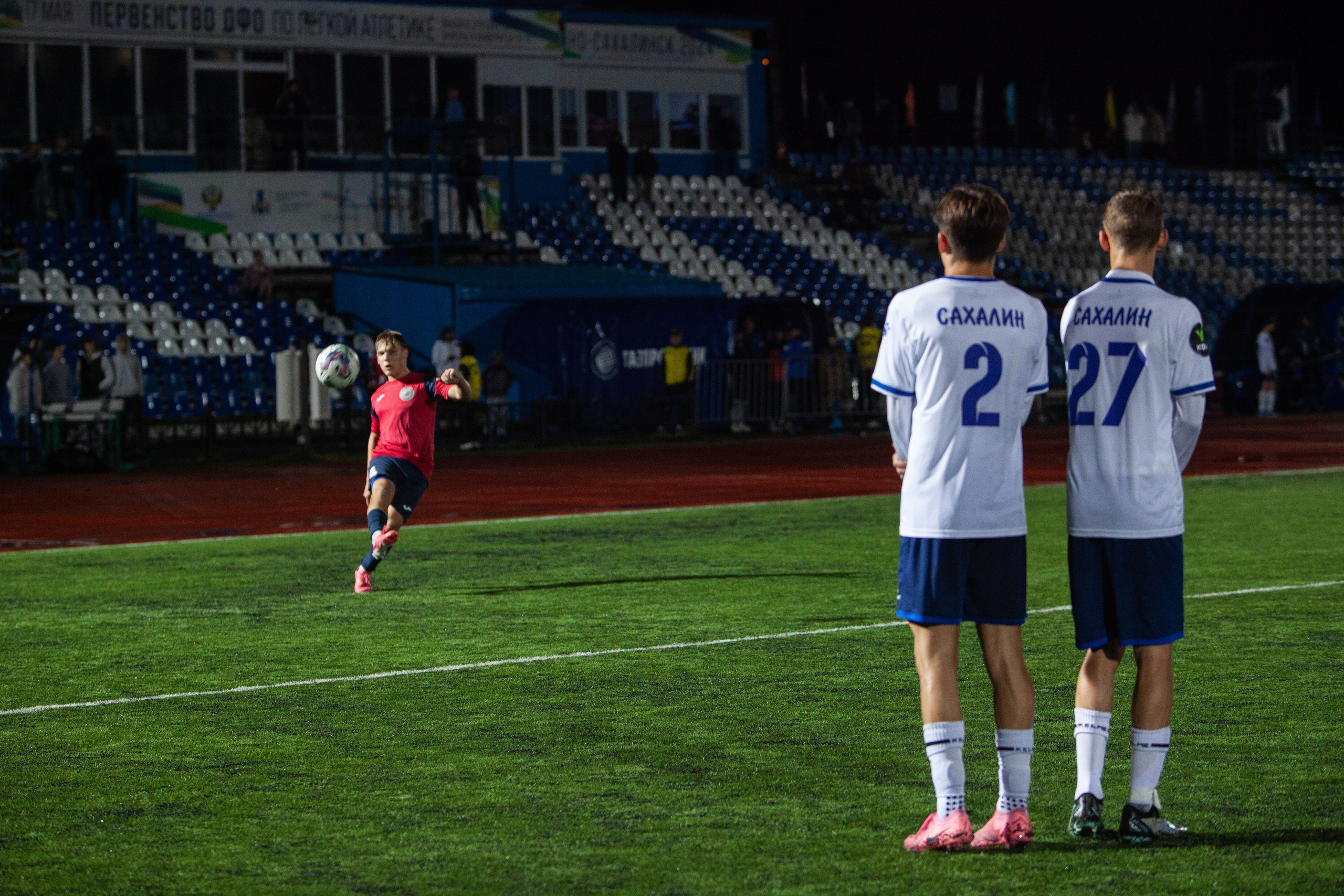 Матч юношеской футбольной лиги между командами СШ «Сахалин» и «СШОР № 1» (Комсомольск-на-Амуре) (U-18). Кутузов Евгений Фотограф в Южно-Сахалинске