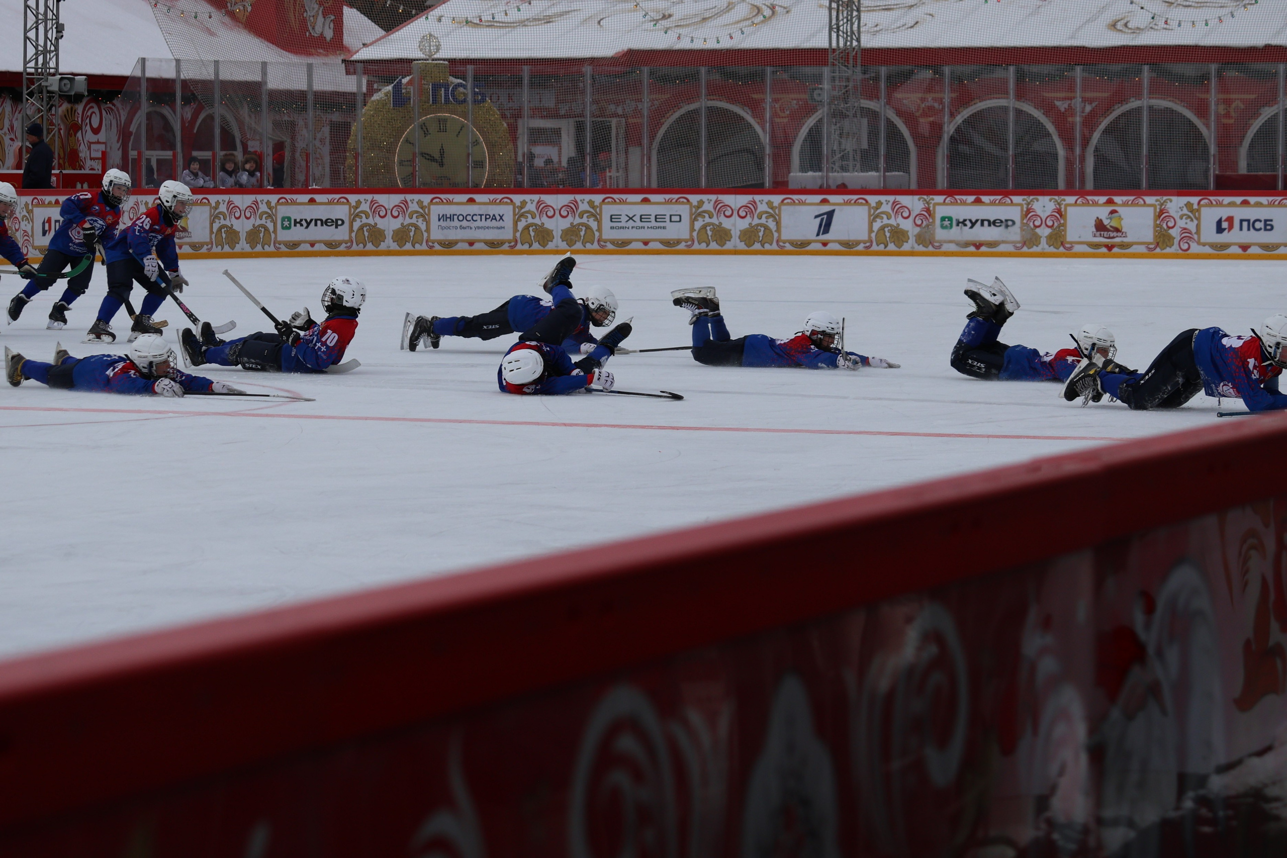 Хоккей с мячем на Красной площади. Фото. Репортажный фотограф, спортивный фотограф в Москве и области