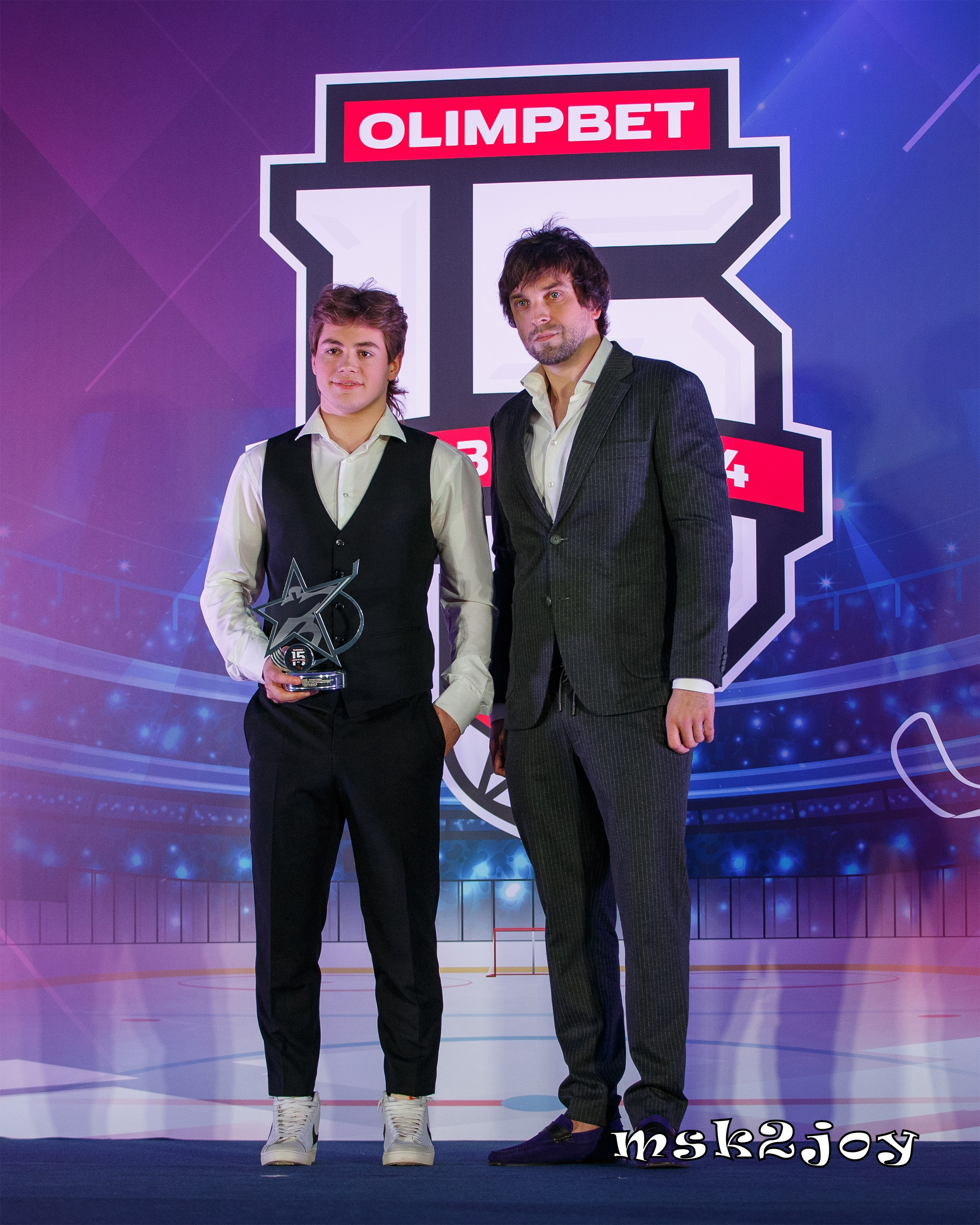 Лучший защитник МХЛ сезона 2023-2024 Марк Ульев («Локо») и Чемпион Мира среди юниоров, чемпион Мира среди молодёжи и обладатель Кубка Гагарина - защитник Кольцов Кирилл Анатольевич